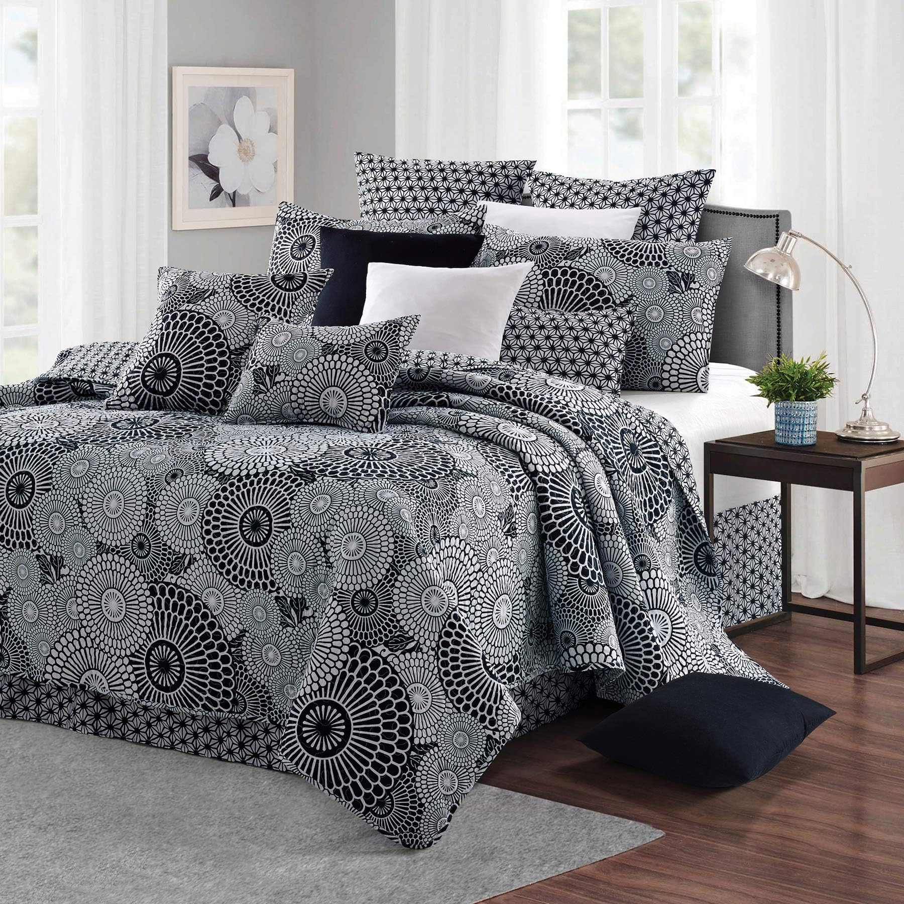 Virah Bella Debra Valencia Kyoto Quilt and Sham Set (Queen/Full, Black and White)