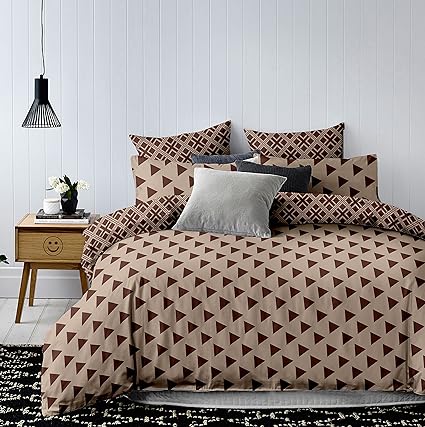 DecoKing Premium 91982 200x220 cm mit 2 Kissenbezügen 80x80 geometrisches Muster Dreiecke Microfaser beige Cappuccino braun S