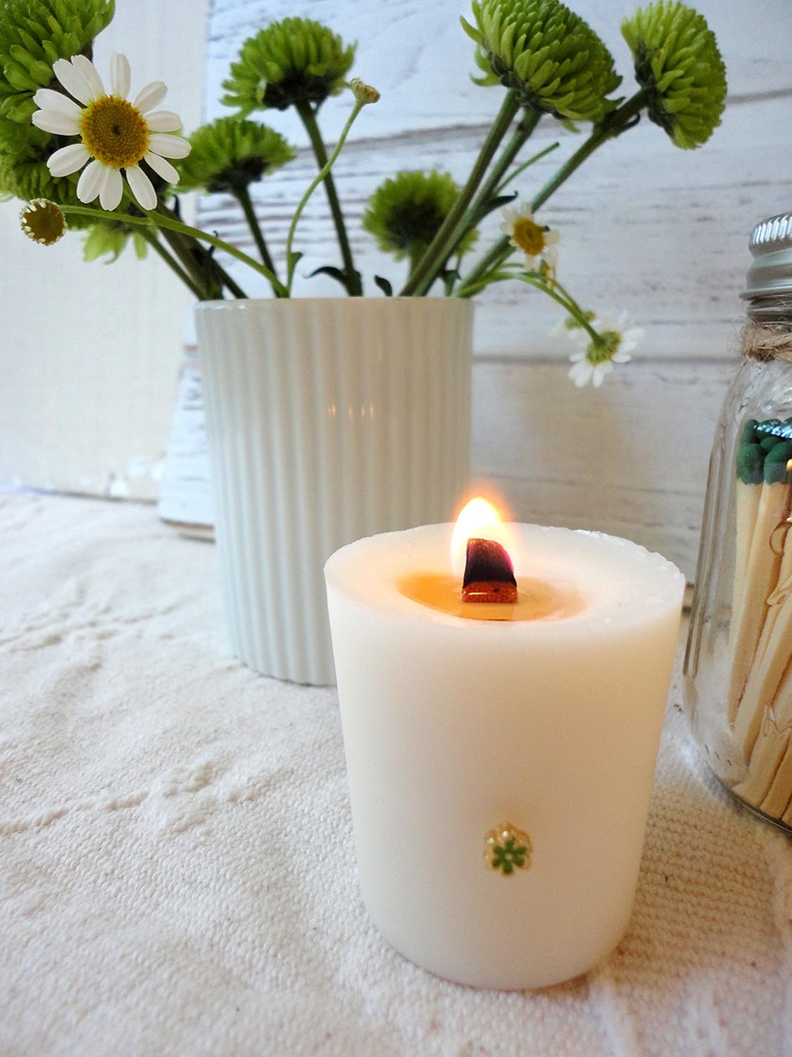 саеча с древесным фитилем. камин свеча с ароматом. свечи diy. аромасвечи с деревянным фитилем. как тушить свечу с деревянным фитилем.