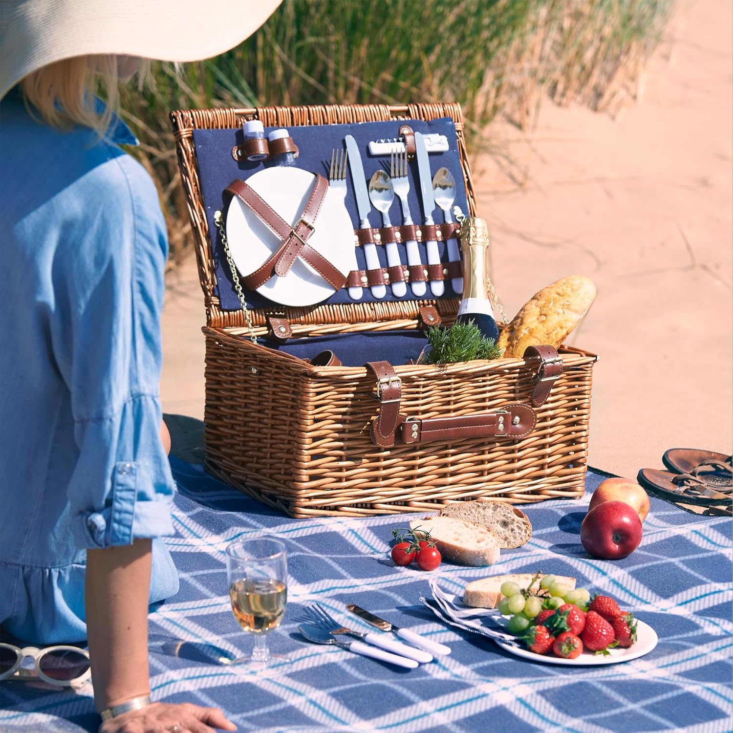 VonShef Deluxe 2 Person Wicker Picnic Basket Hamper with Cutlery