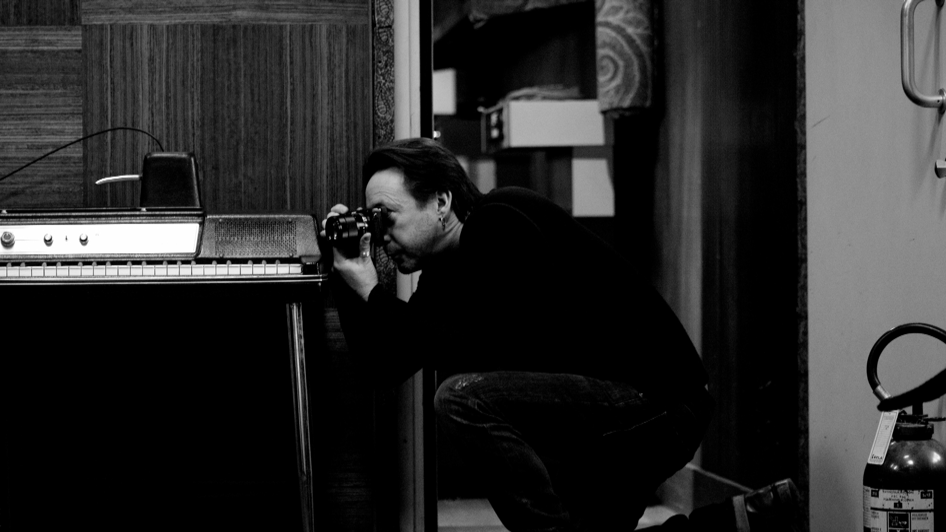 Julian Lennon - Through The Picture Window - Thumbnail 7