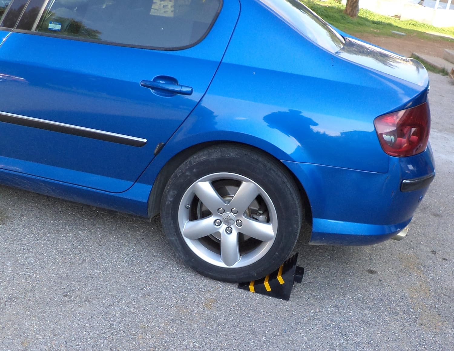 SNS SAFETY LTD Rubber Wheel Chock, Heavy-Duty, with Handle, Blocks The Tires of Cars, Trailers, RVs, Trucks, Camper Vans and Caravans, Black with Yellow Strips, 10.0" L x 6.3" W x 7.3" H (Pack of 2): Automotive