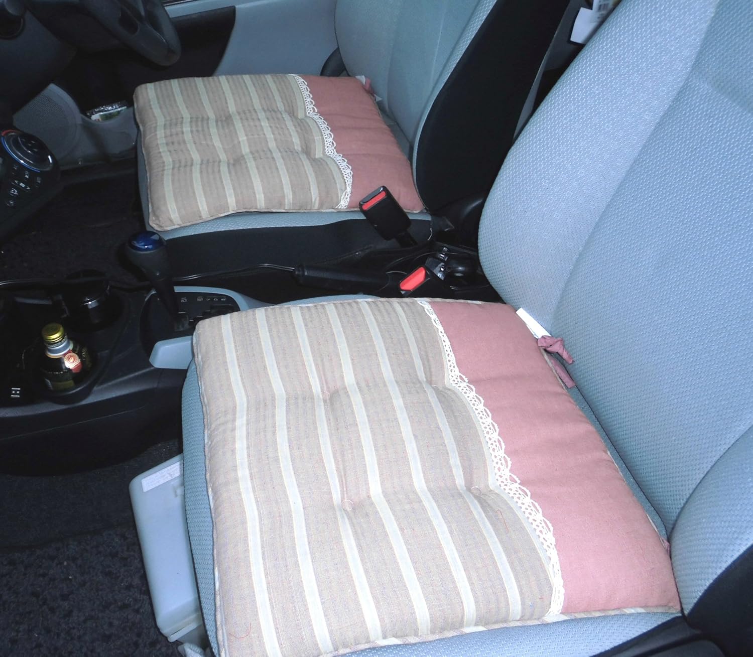 Amazon ｴﾚｶﾞﾝﾄなﾃﾞｻﾞｲﾝ 薄紅ストライプ カーシートクッション 3点セット オシャレな デザインパッチ シートクッション 2枚 フリーシートクッション 1枚 車 カーアクセサリ オフイスクッション ４３ ４３ｃｍ ４３ １２０ｃｍ シートクッション 車 バイク
