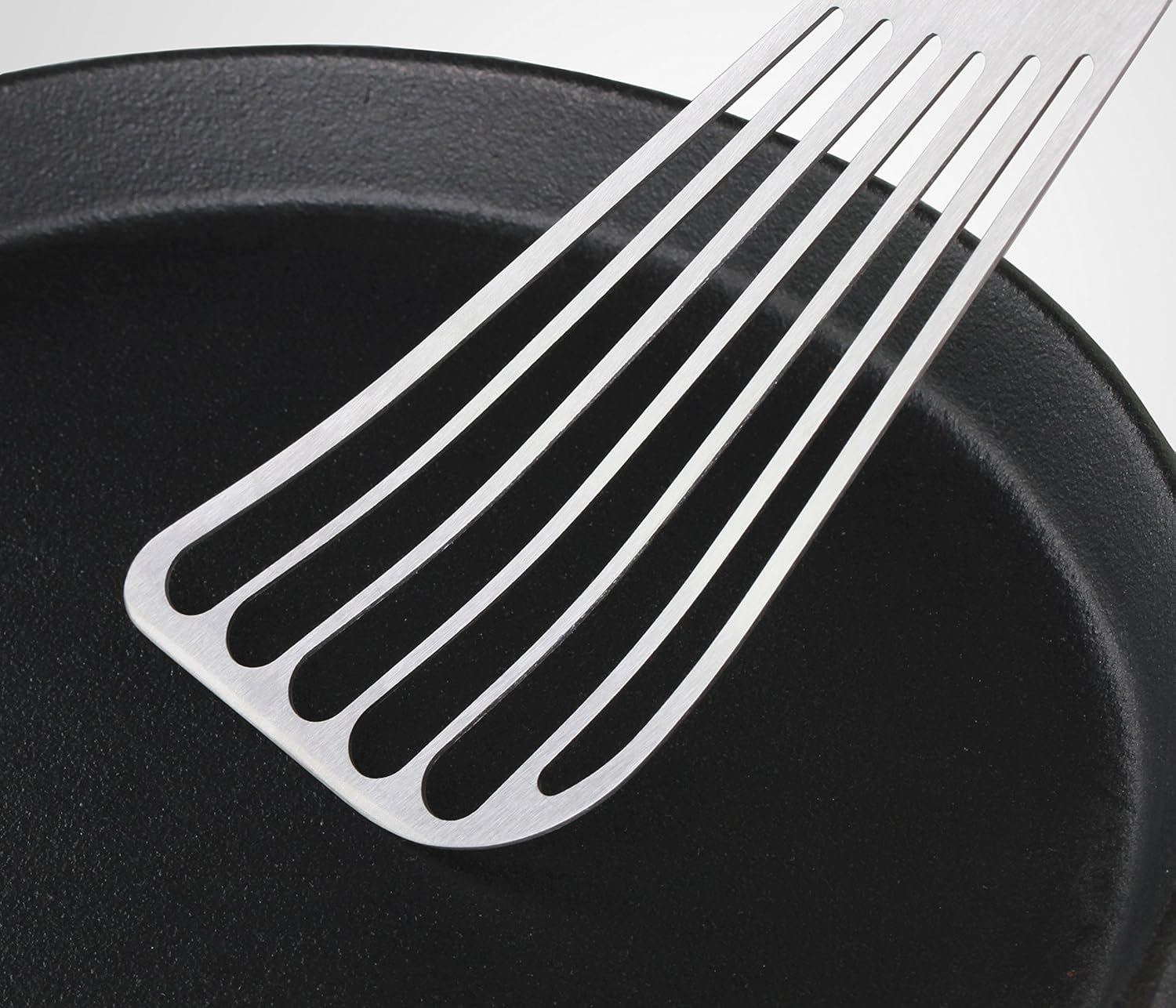 New Star Foodservice 43068 Wood Handle Fish Spatula, 6.5" Blade, Silver: Kitchen & Dining