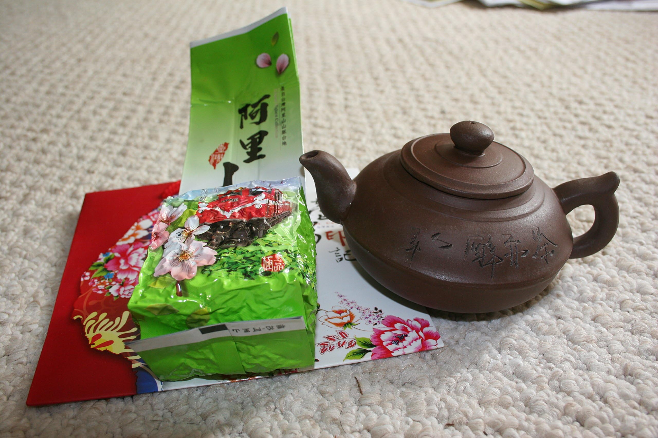 Taiwan High Mountain (Ali Shan - Ali Mountain) Oolong Tea Hand Picked and Hand Processed Tea w. Kung-Fu Teapot (good high temperature clay)