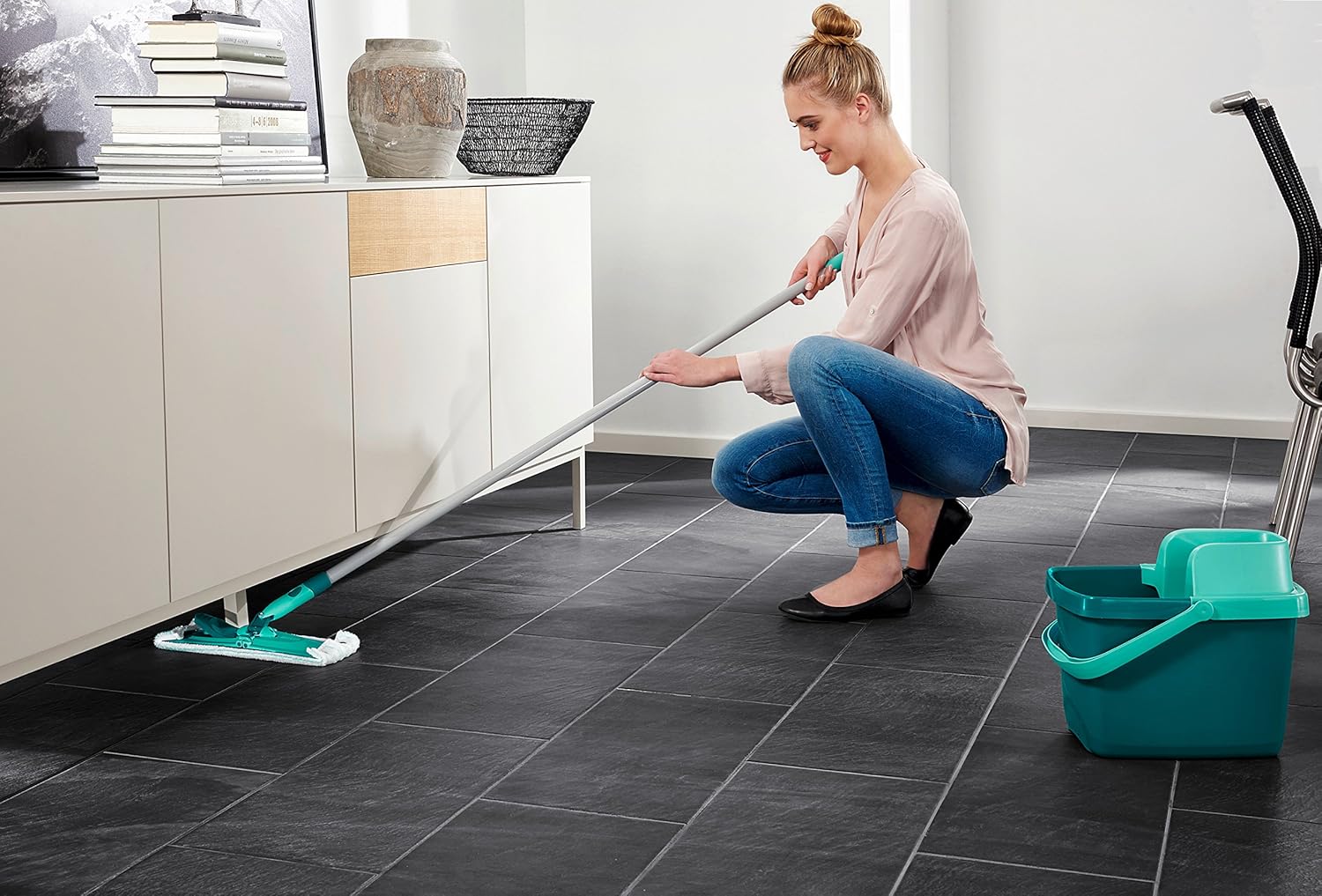 Leifheit 83007. швабра leifheit combi. моющее для полов. швабра для уборки. девушка моет полы.