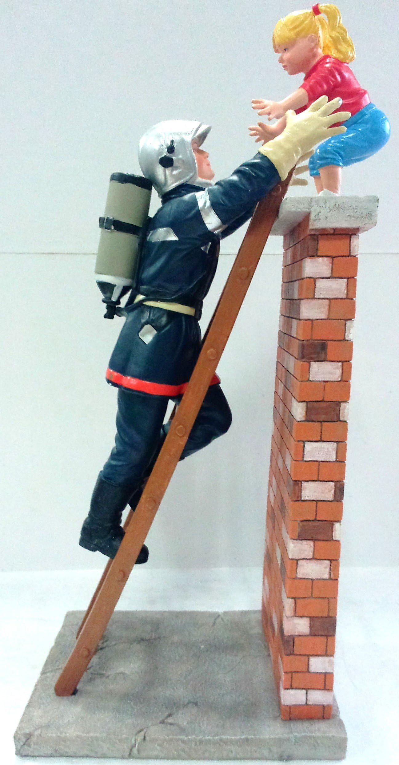 Katerina Prestige – Fireman – saving Girl Figurine, pom127