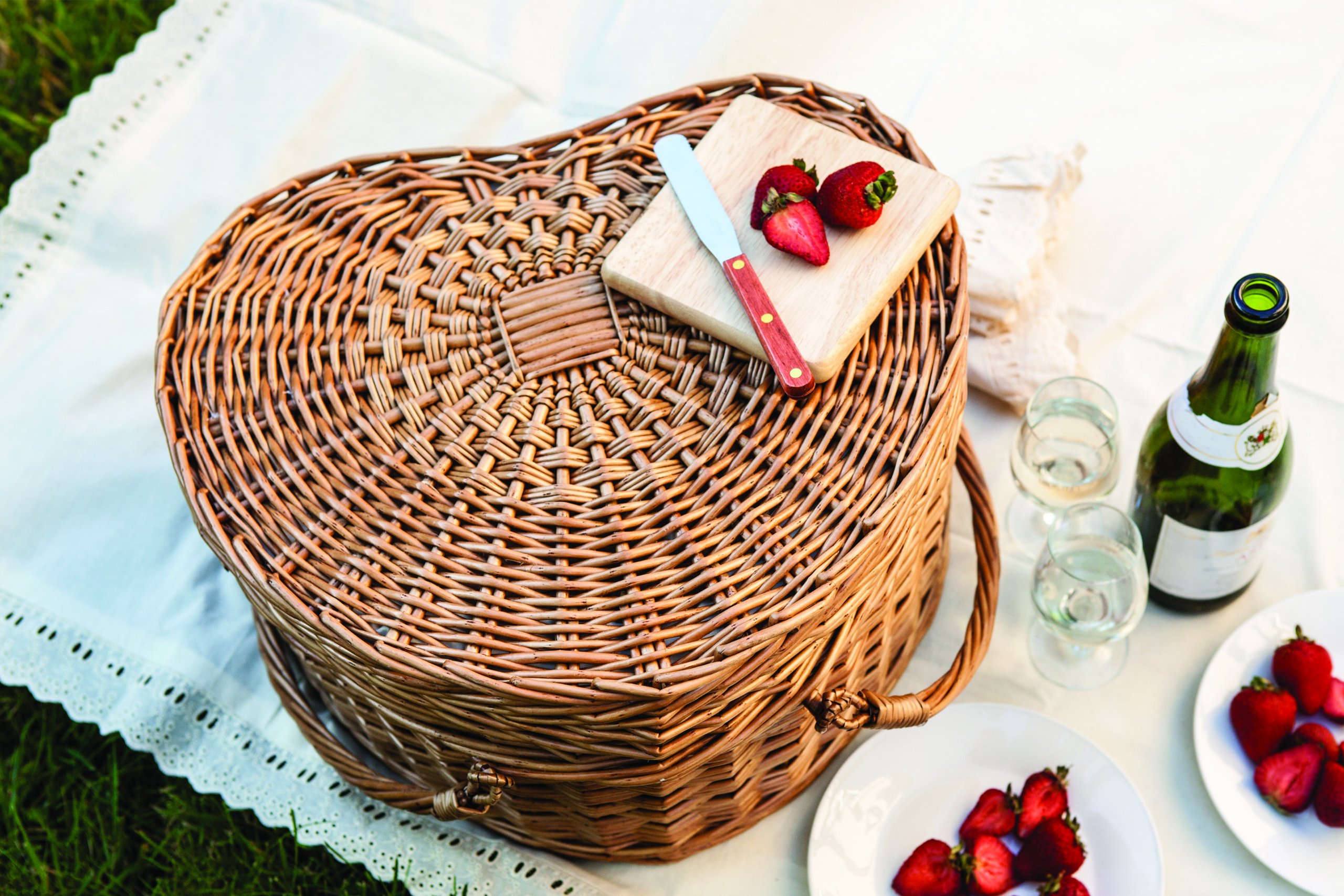 Picnic Time 'Heart' Willow Picnic Basket with Deluxe Service for Two