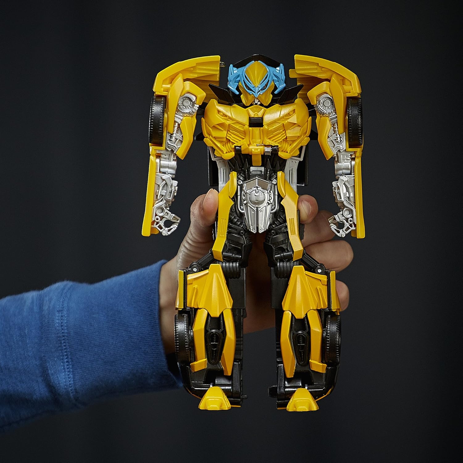 Трансформер hasbro bumblebee. Бамблби трансформеры 4 черный. Трансформеры рыцарь бамблби. Бамблби трансформер игрушка хасбро. Бамблби майкла бэя.