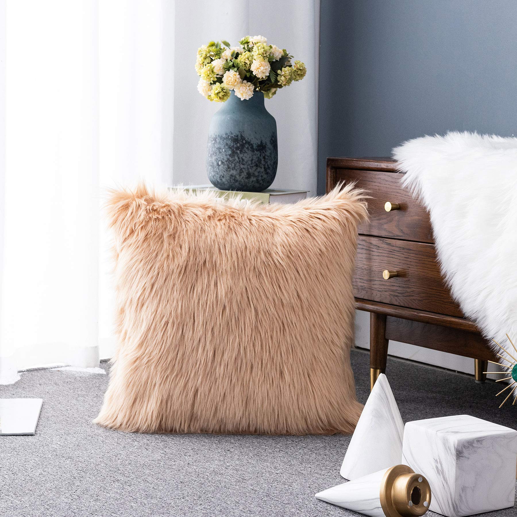LIGICKY Luxury Series Soft Faux Fur Cushion Cover Decorative Square Plush Pillow Case Throw Pillow Cover for Couch Sofa Bed (Khaki, 16 x 16 Inch)
