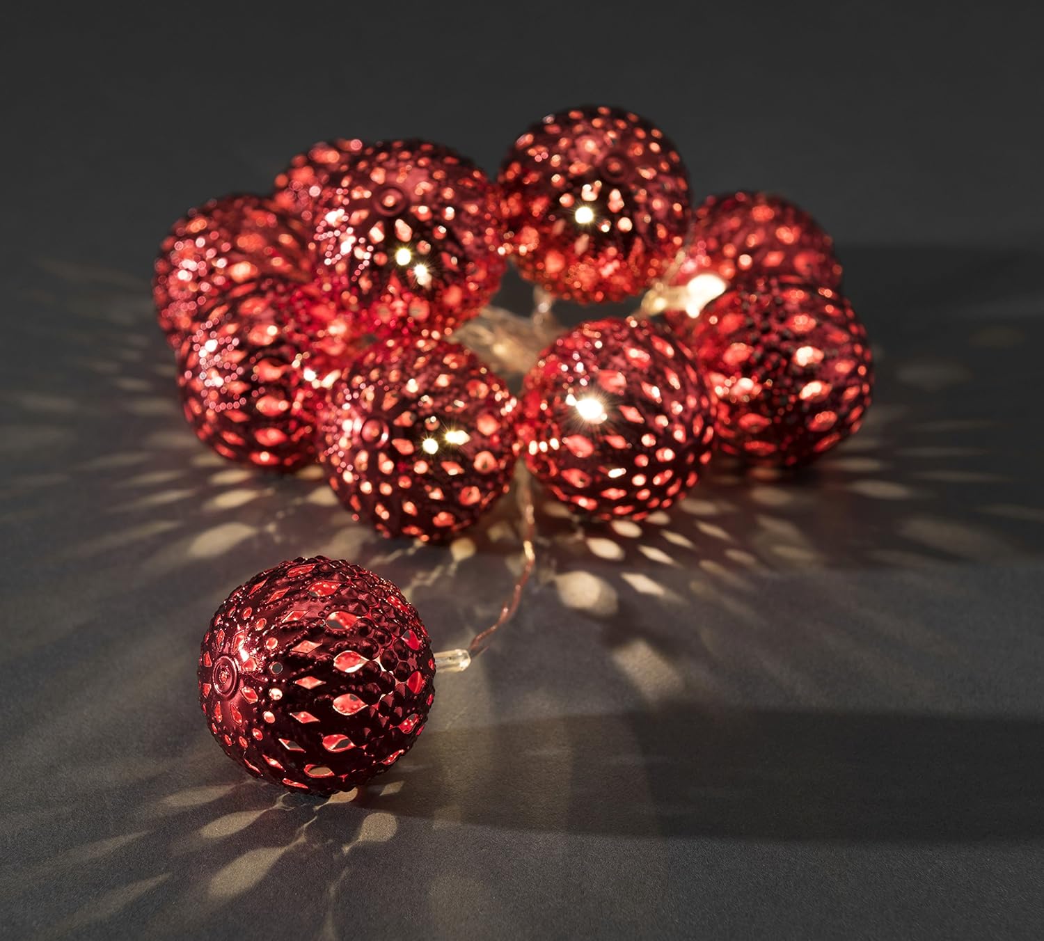 Konstsmide 3157-553 LED Fairy Lights Large Metal Balls/10 Warm White Diodes/3x AA 1.5 V Batteries, Transparent Cable/Red - Image 3