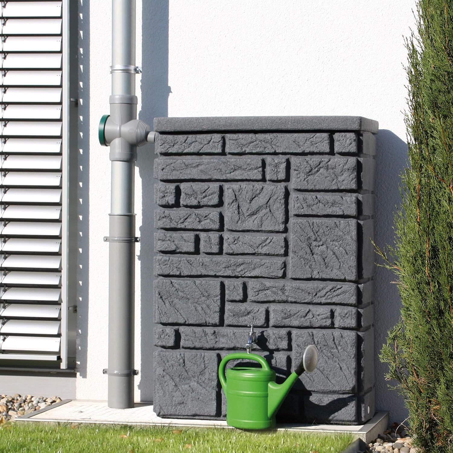 Regentonne Eckig Regenwassertank Maurano 300 Liter Anthrazit Aus Uv Und Witterungsbestandigem Material Regenfass Bzw Regenwassertonne Mit Kindersicherem Deckel Und Hochwertigen Messinganschlussen Amazon De Garten