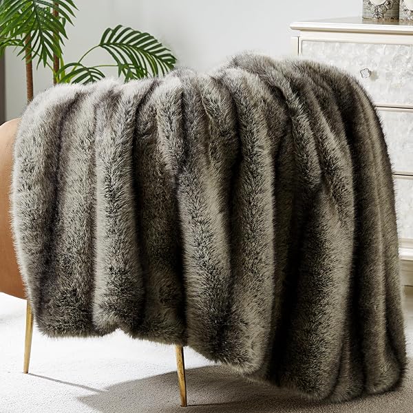DREAMNINE PREMIUM LUXURY FUZZY ANIMAL SKIN FAUX FUR THROW BLANKET 50″ X 60″, HIGH-END REVERSIBLE COZY THICK WOLF FLUFFY FOX BLANKETS FOR COUCH, SOFT WARM GRAY BEAR FURRY BLANKET FOR WINTER, BLACK GREY