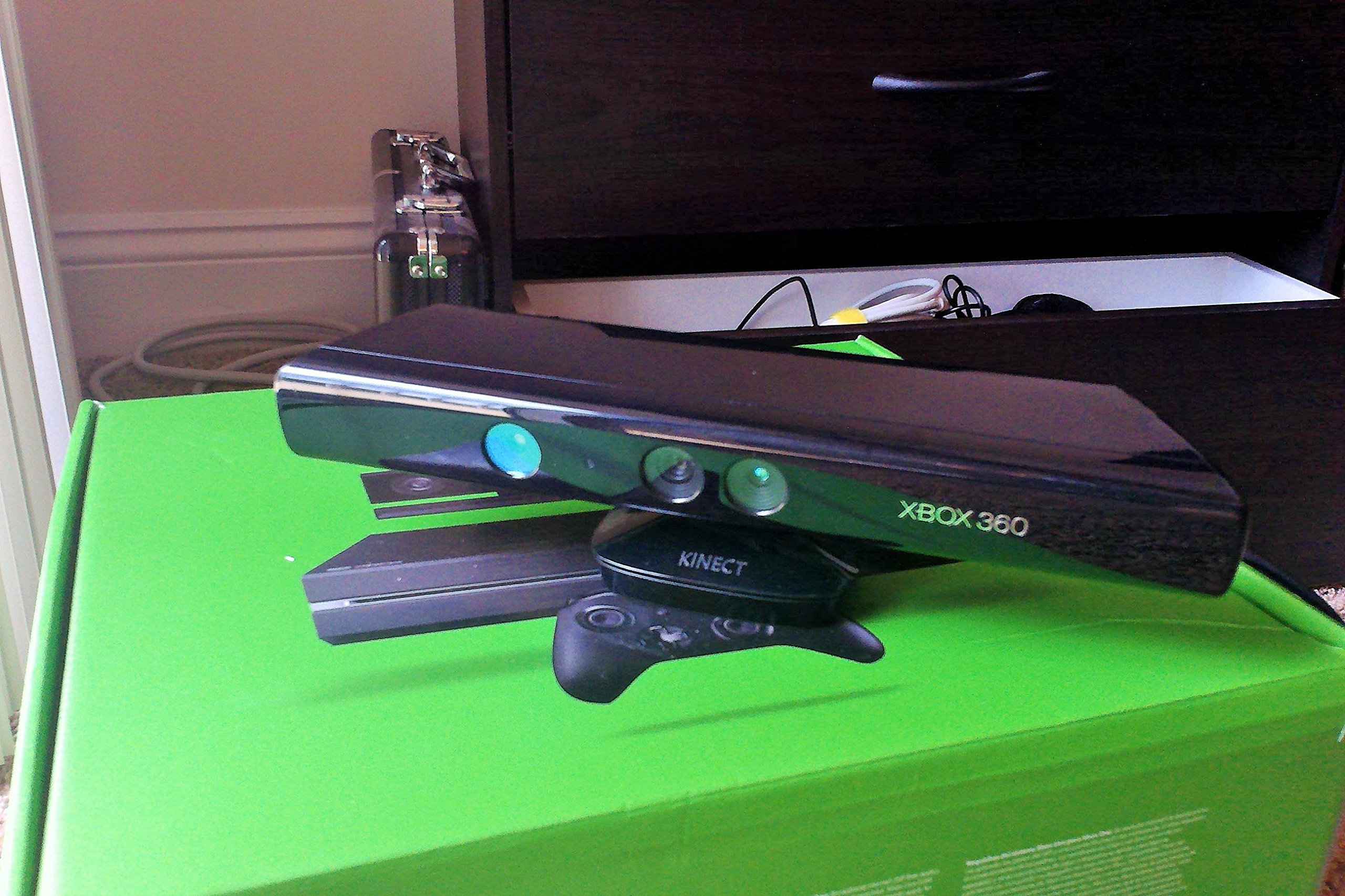 Microsoft Xbox 360 S 250GB System Kinect Bundle