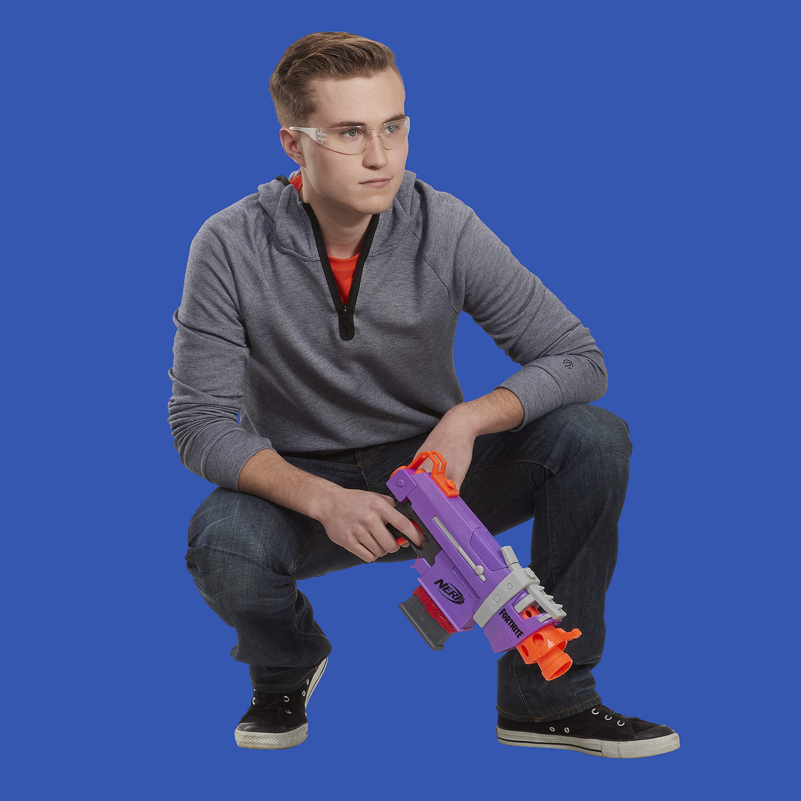 Nerf Fortnite SMG-E Blaster - Lanzamiento de dardos motorizado - Clip de 6 dardos, 6 dardos Elite oficiales - para jóvenes, adolescentes y adultos Nerf Fortnite SMG-E Blaster - Lanzamiento de dardos motorizado - Clip de 6 dardos, 6 dardos Elite oficiales - para jóvenes, adolescentes y adultos