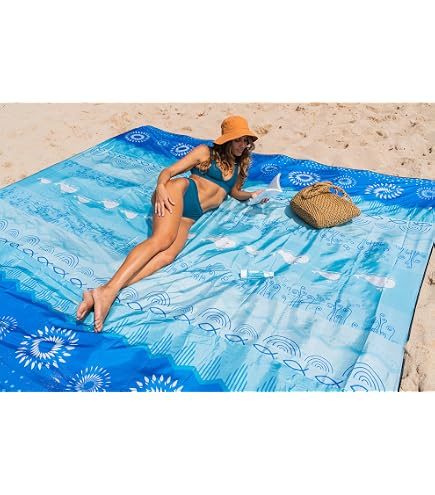 Sunlit Couverture de plage anti-sable Tapis anti-sable avec poches d'angle et sac en maille pour fête de plage, voyage, camping et festival de musique en plein air (bleu foncé, 85 x 72