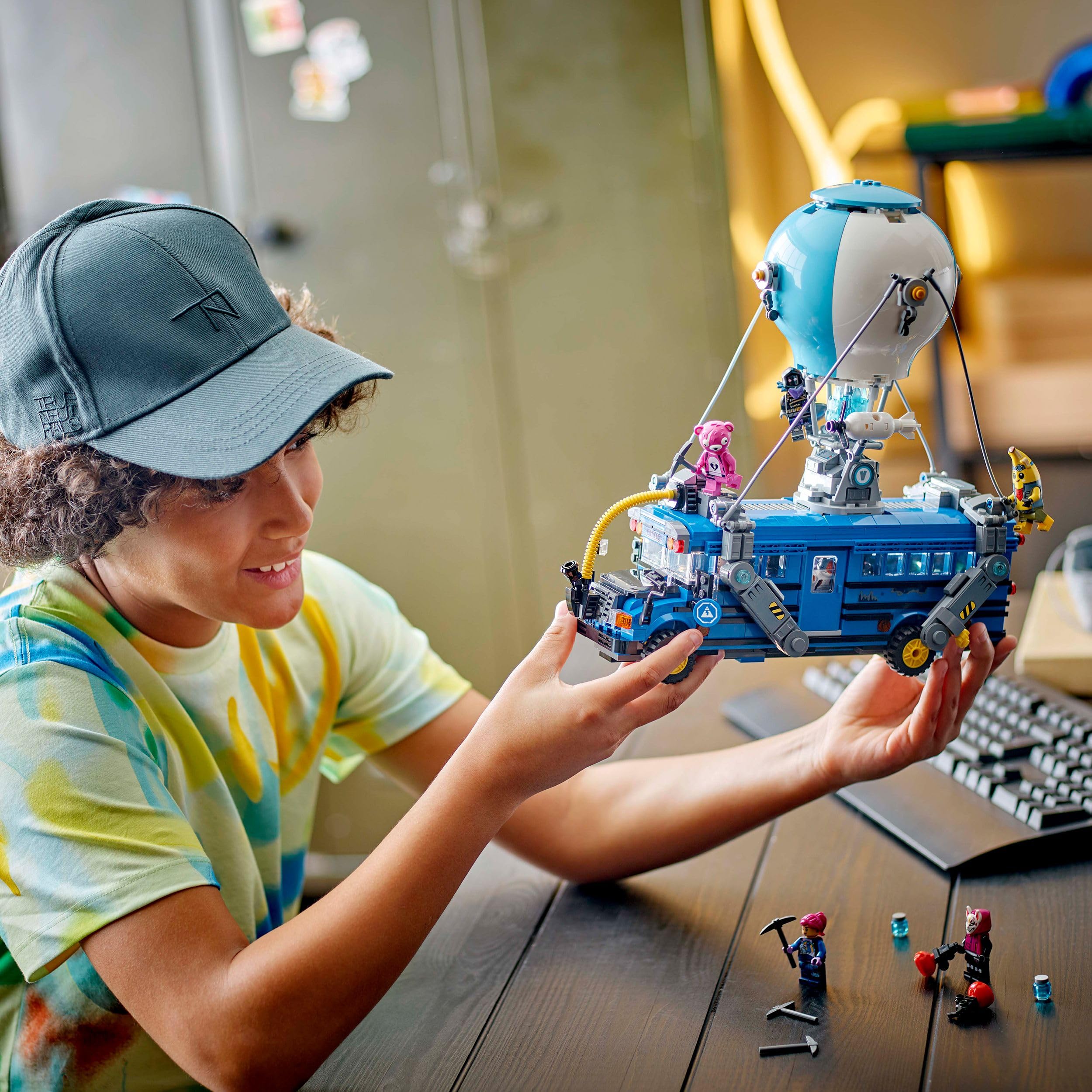 LEGO Fortnite Battle Bus - Toy Vehicle from the Video Game with 9 Mini Figures and Accessories - Christmas Gift for Gamers, Boys and Girls from 10 Years - 77073