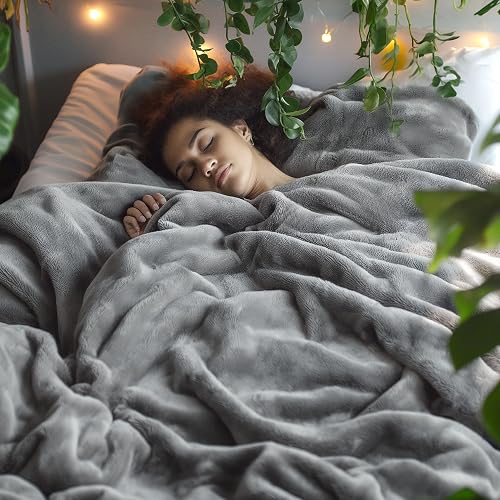 Bedsure King Size Blanket for Bed - Fleece Cozy Soft Blankets for Women, Lightweight Fuzzy Flannel Throw for All Seasons, Grey, 108x90 inches