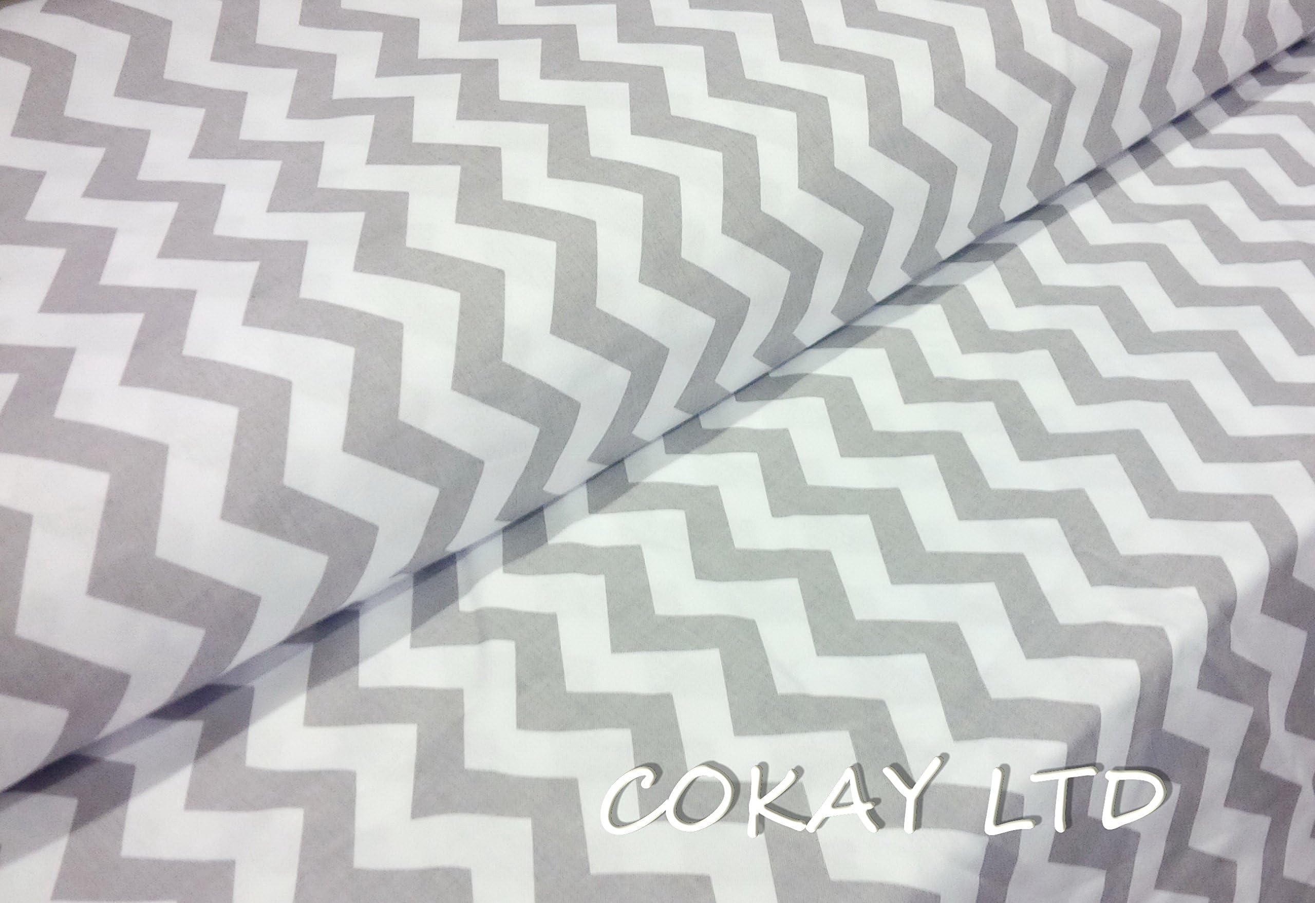 100% Cotton Printed Fabric Material - by the METRE -wide 160 cm (Grey Zig Zag)