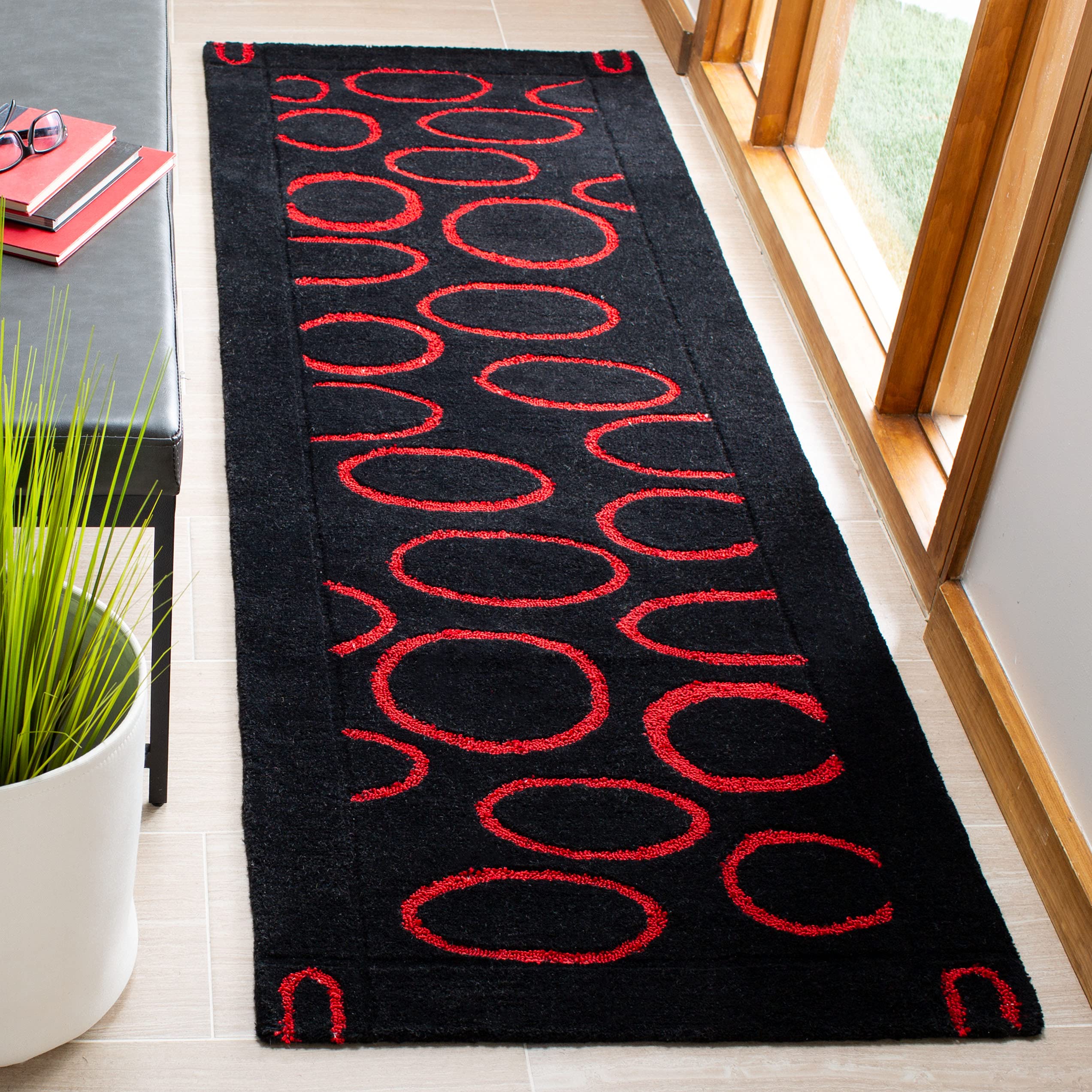 SAFAVIEH Soho Collection 2'6" x 8' Black / Red
