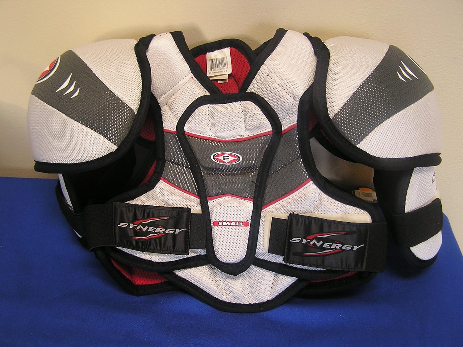Easton Synergy 400 Junior Hockey Shoulder Pads Size Small : Sports & Outdoors