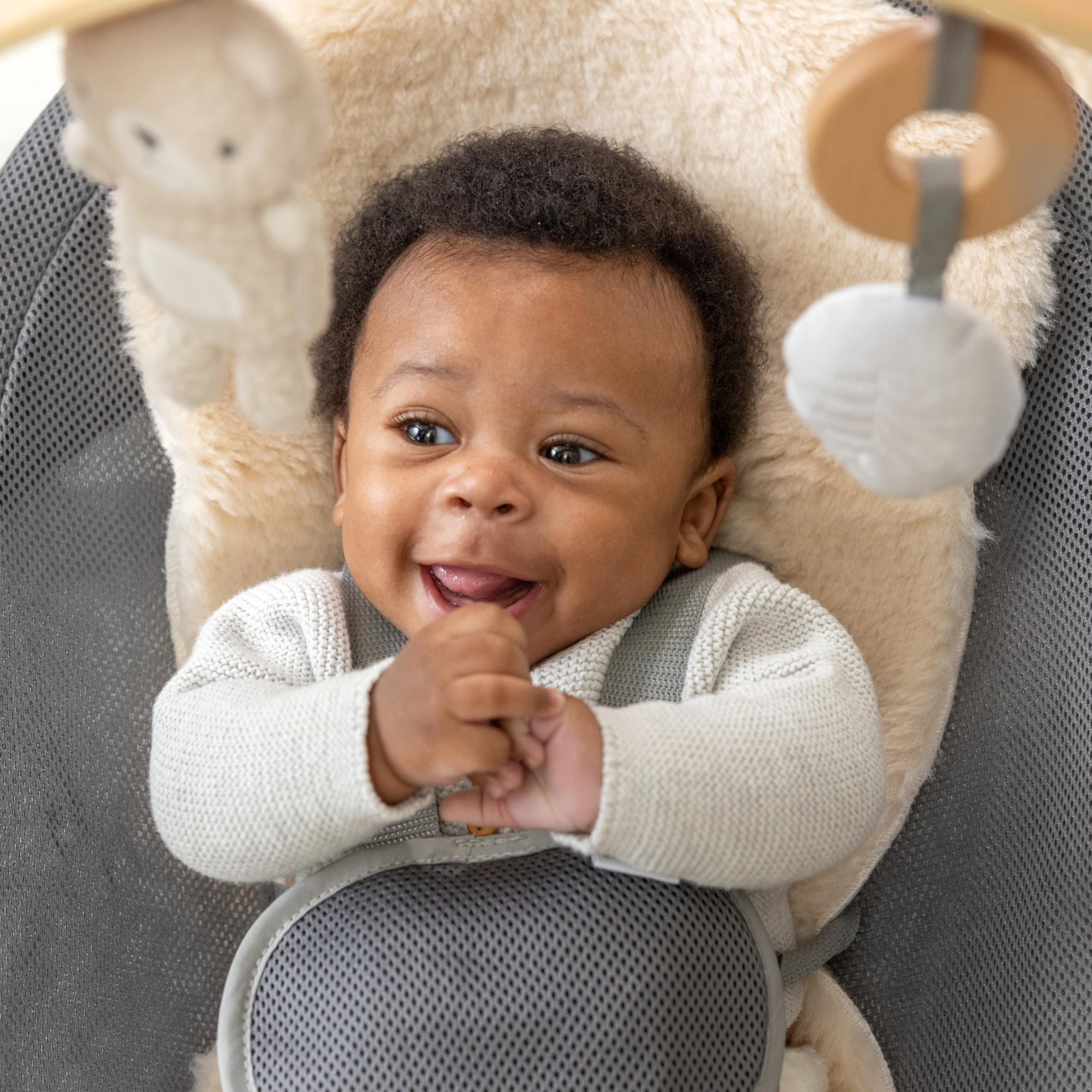 Ingenuity Every Season Portable Swing 'n Go - Cooling and Warming Fabrics, Detachable Sustainable Wooden Bar, Music, Motorized, for Ages 0-9 Months, Grey - Wesley