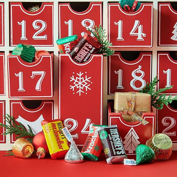 HERSHEY’S, REESE’S AND ROLO ASSORTED CHOCOLATE FLAVORED, CHRISTMAS CANDY BULK BAG, 34.2 OZ
