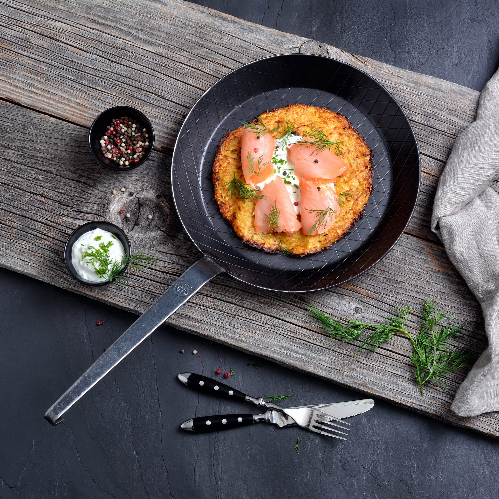 GRÄWE Schmiedeeiserne Bratpfanne F400, Ø 28 cm, Eisenpfanne mit Wender, 400° C hitzebeständig, Pfanne aus Eisen, kratzfeste Bratpfanne, unbeschichtet, Outdoor-Cooking, induktionsgeeignet 4