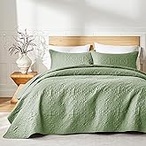 akkialla Sage Green Full/Queen Quilt Set, Lightweight Baroque Pattern Bedspread for All Seasons, Soft Microfiber Coverletfor Home, Dorm, Apartment (1 Quilt, 2 Pillow Shams)