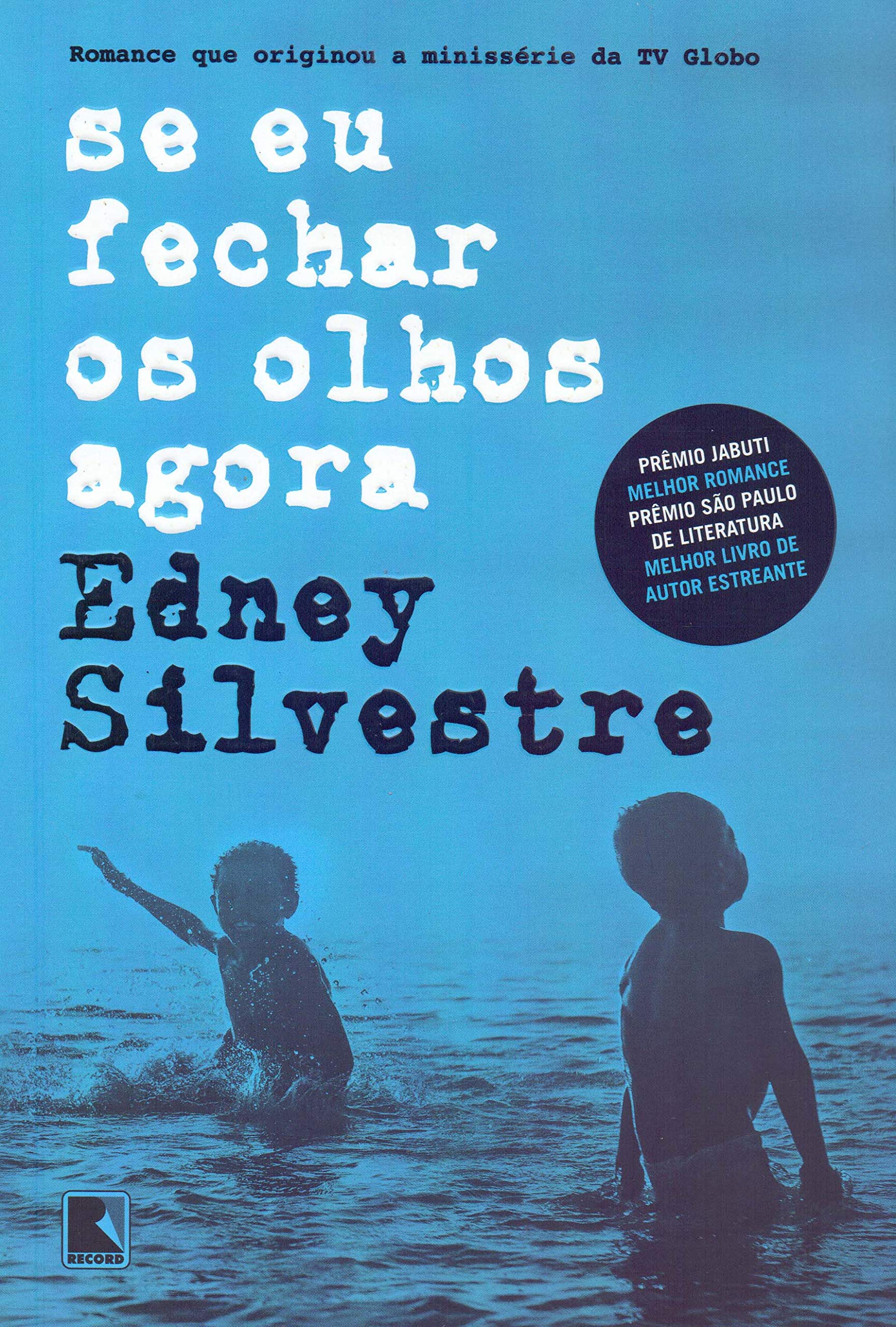 Em Se eu fechar os olhos agora, dois meninos investigam o assassinato brutal de uma mulher no interior do Rio nos anos 1960, revelando racismo, violência e corrupção. Romance premiado que inspirou a minissérie da TV Globo.