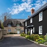 Johnstone's Exterior Smooth Masonry Paint Black 5L Up to 15 Years Protection view 5