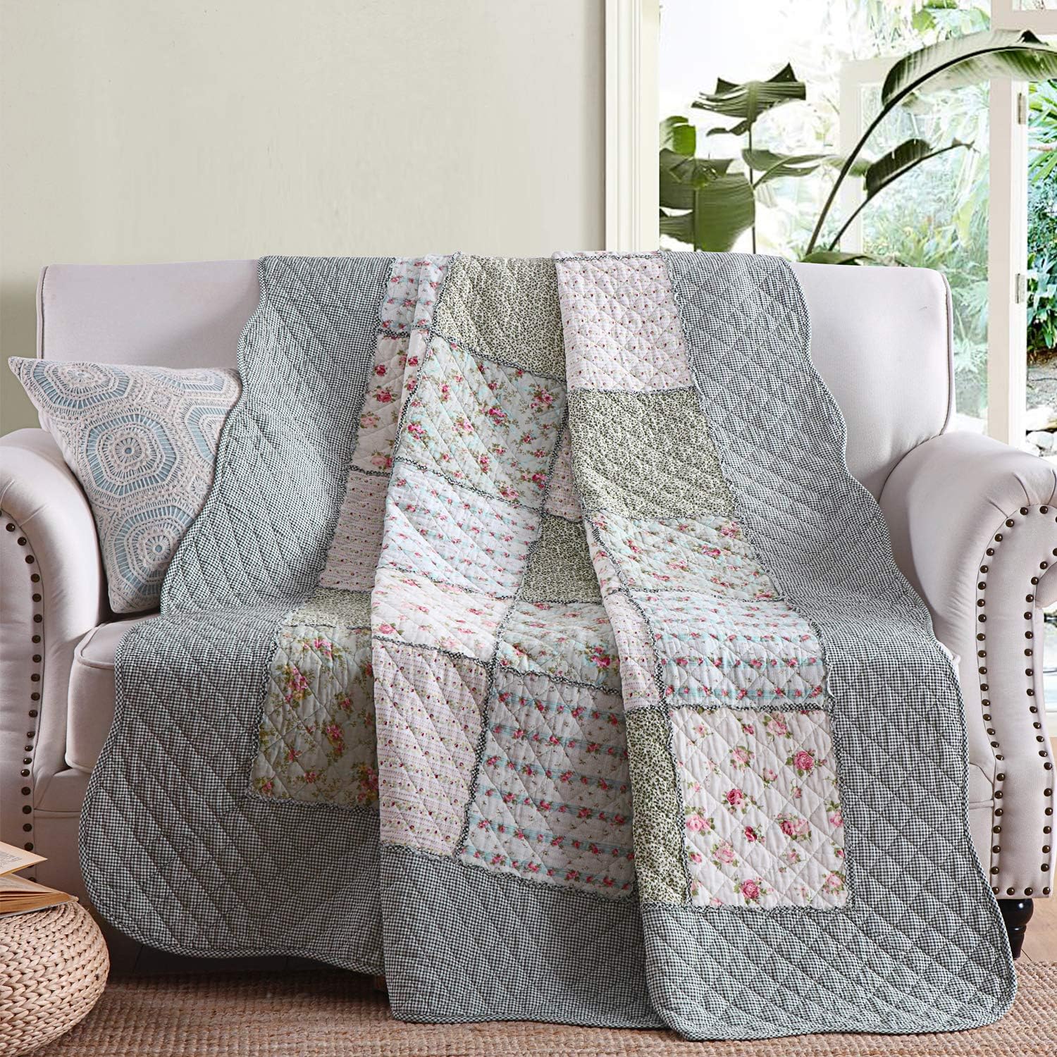 Покрывало на диван пэчворк. Лоскутные покрывала. Лоскутное одеяло уитни отто. Мария беккер лоскутные одеяла. Лоскутное покрывало на диван.
