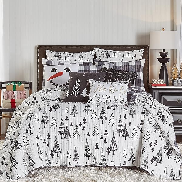 LEVTEX HOME MERRY & BRIGHT COLLECTION – NORTHERN STAR QUILT SET – KING/CAL KING QUILT (106X92IN.) + TWO KING PILLOW SHAMS (36X20IN.) – CHRISTMAS TREE – BLACK AND WHITE – REVERSIBLE