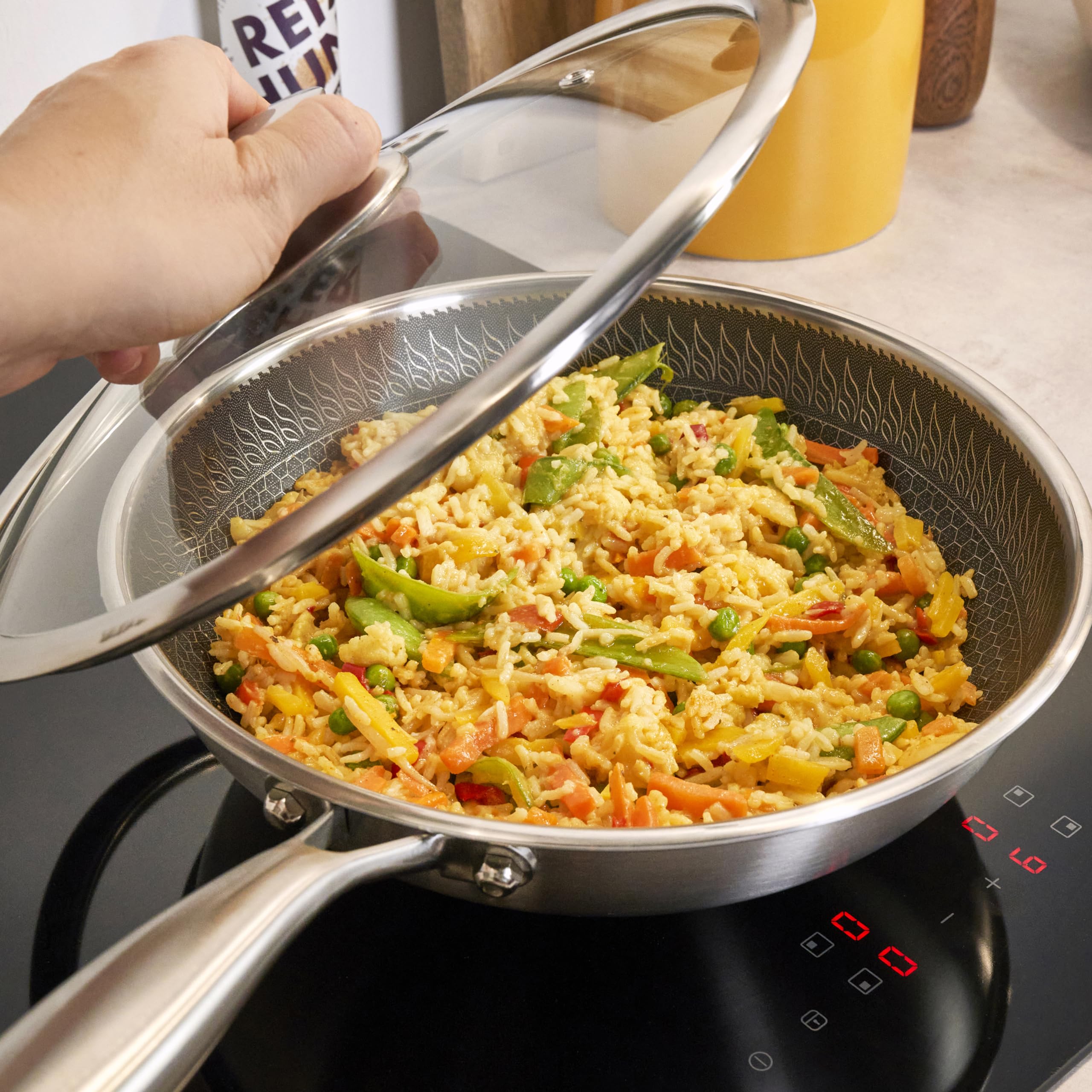 Reishunger Premium Wok aus Edelstahl | 28 cm Durchmesser | Mit Glasdeckel | Für alle Herdarten, Induktionsgeeignet | Wabenstruktur mit Antihaftbeschichtung | Spülmaschinengeeignet, Ofenfest 5