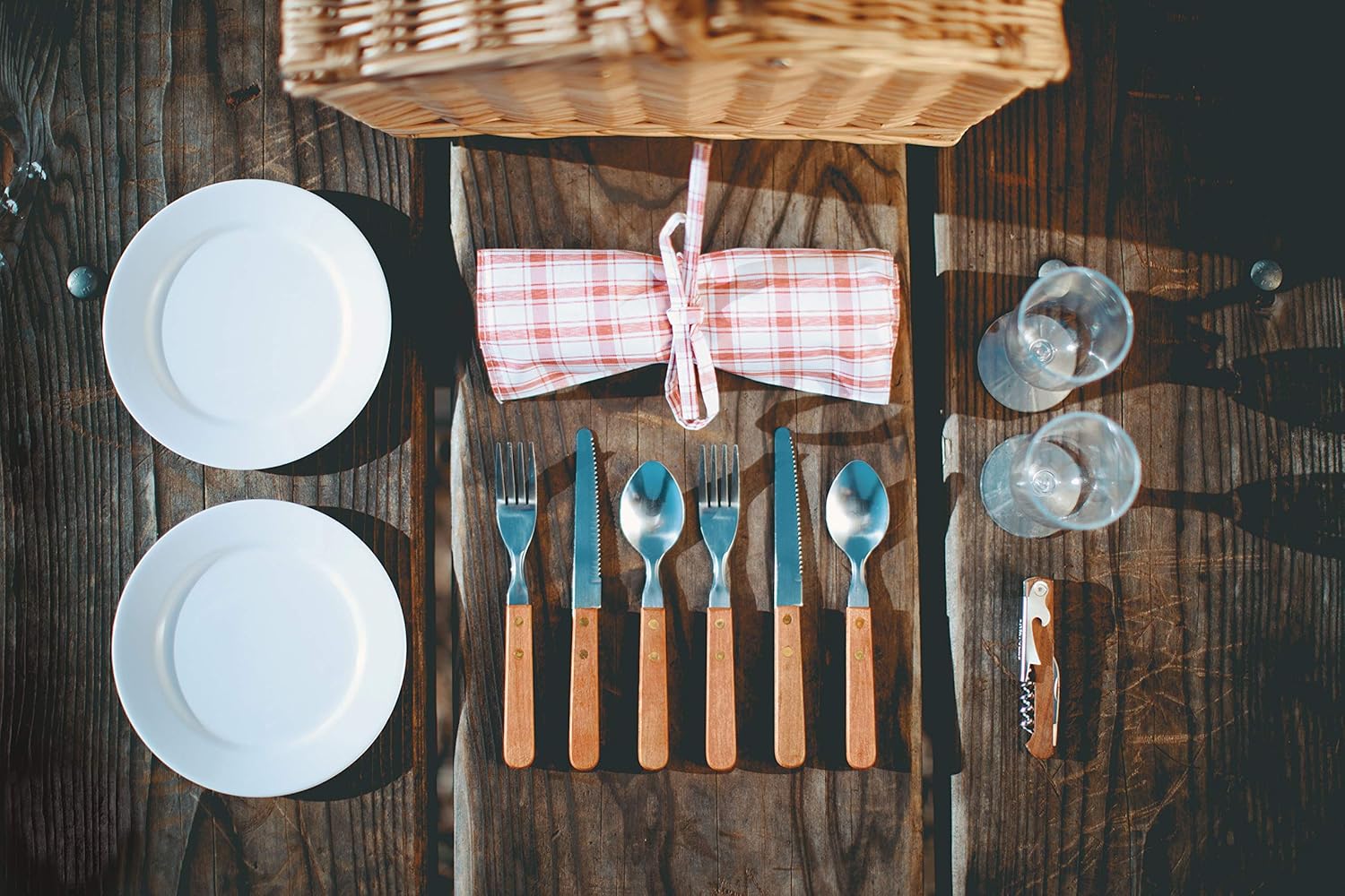 Picnic Time Piccadilly Willow Picnic Basket for Two People, with Plates, Wine Glasses, Cutlery, and Corkscrew - Red/White Plaid: Kitchen & Dining