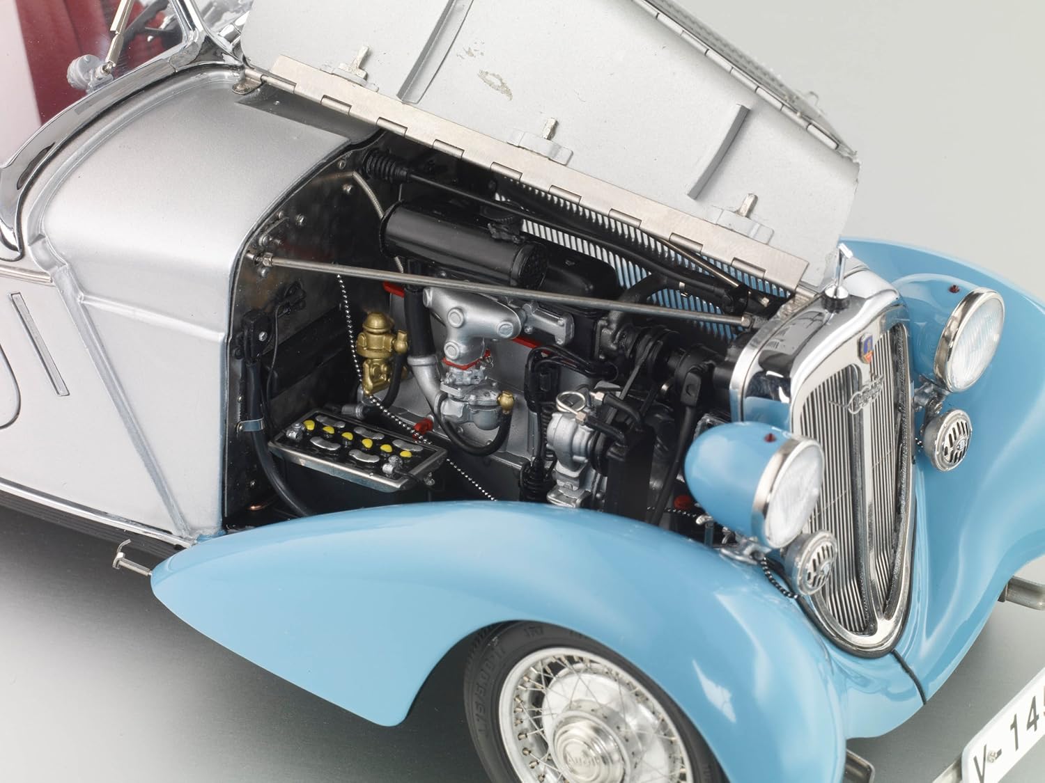 Limited Edition 118 Scale CMCClassic Model Cars USA M075B Blue