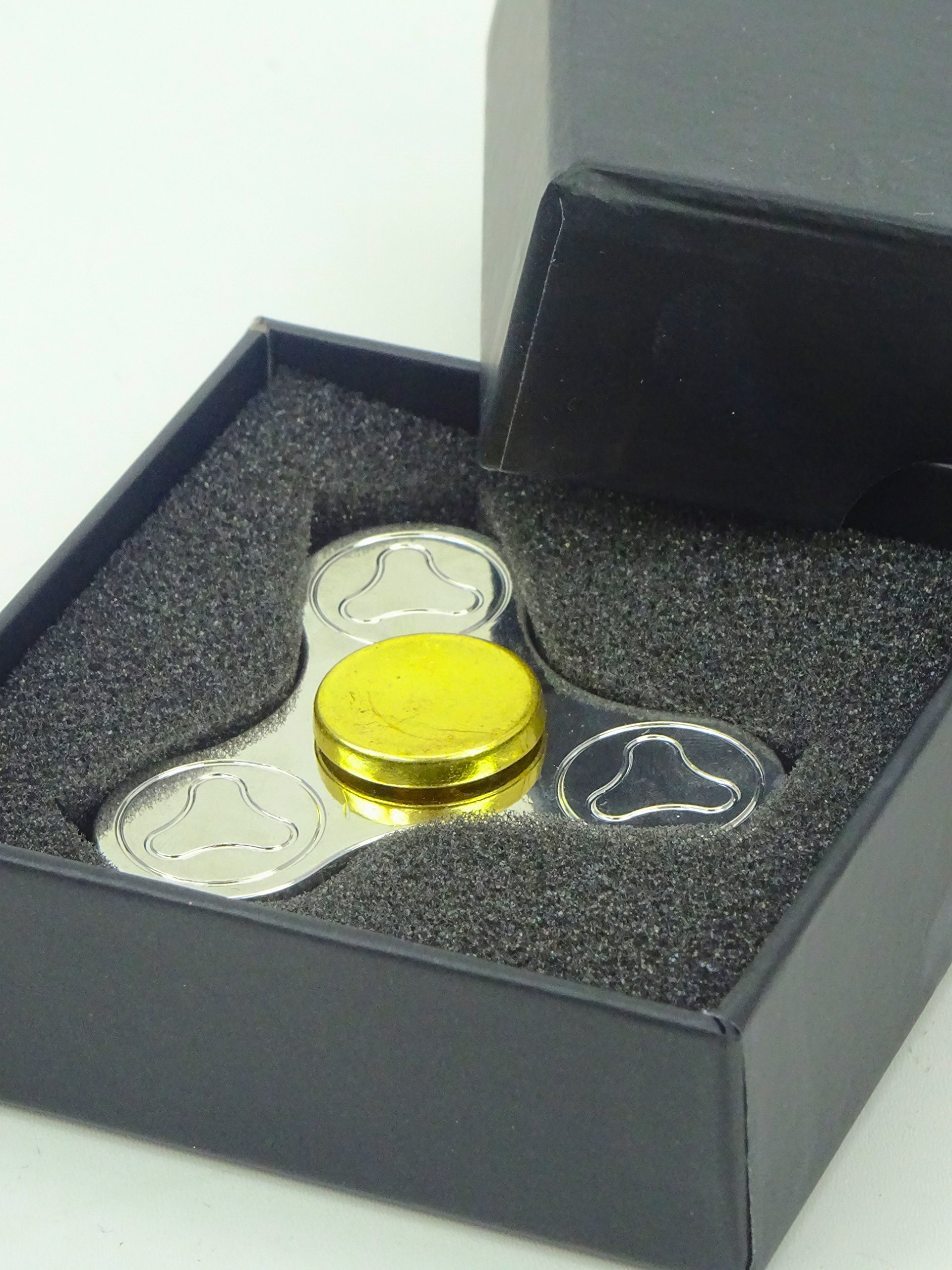 Christmas Concepts® - Metal Tri Round Hand Fidget Spinner - Stress Reducer, Stress Relief, Autism - Silver and Gold Design