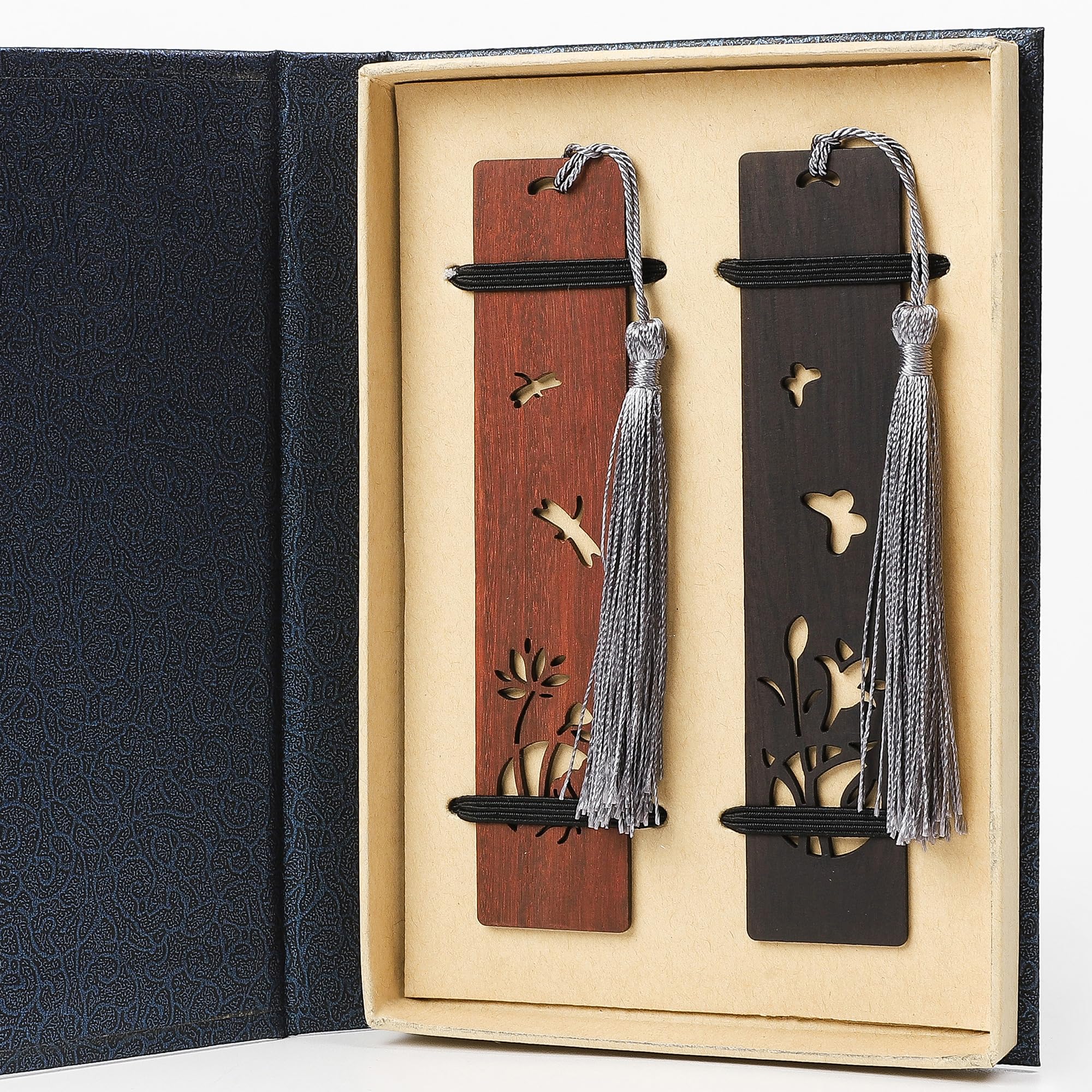 SNCCJ Handmade Wooden Bookmark, 2 Pieces Vintage Style Reading Book Markers with Pendant, Gift Box Set Ideal for Book Lover Librarian Readers Bookworm (Carving)