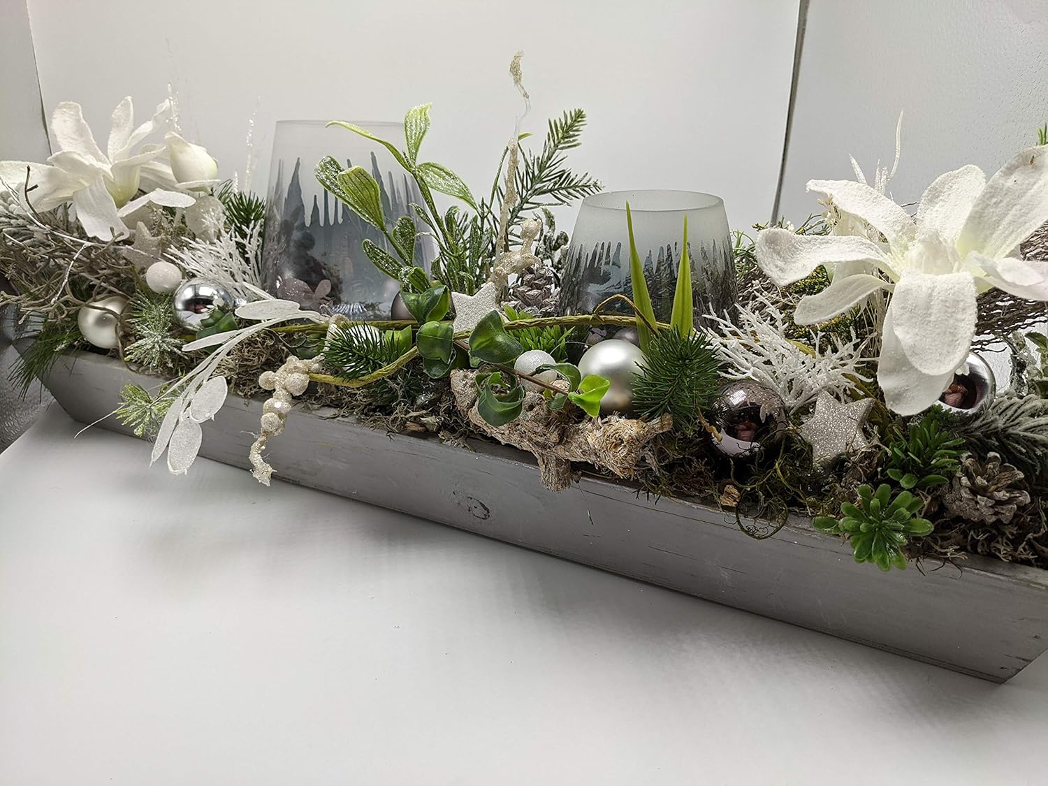 Wintergesteck Winterdekoration Seidenblumen Teelichter Magnolien Kugeln