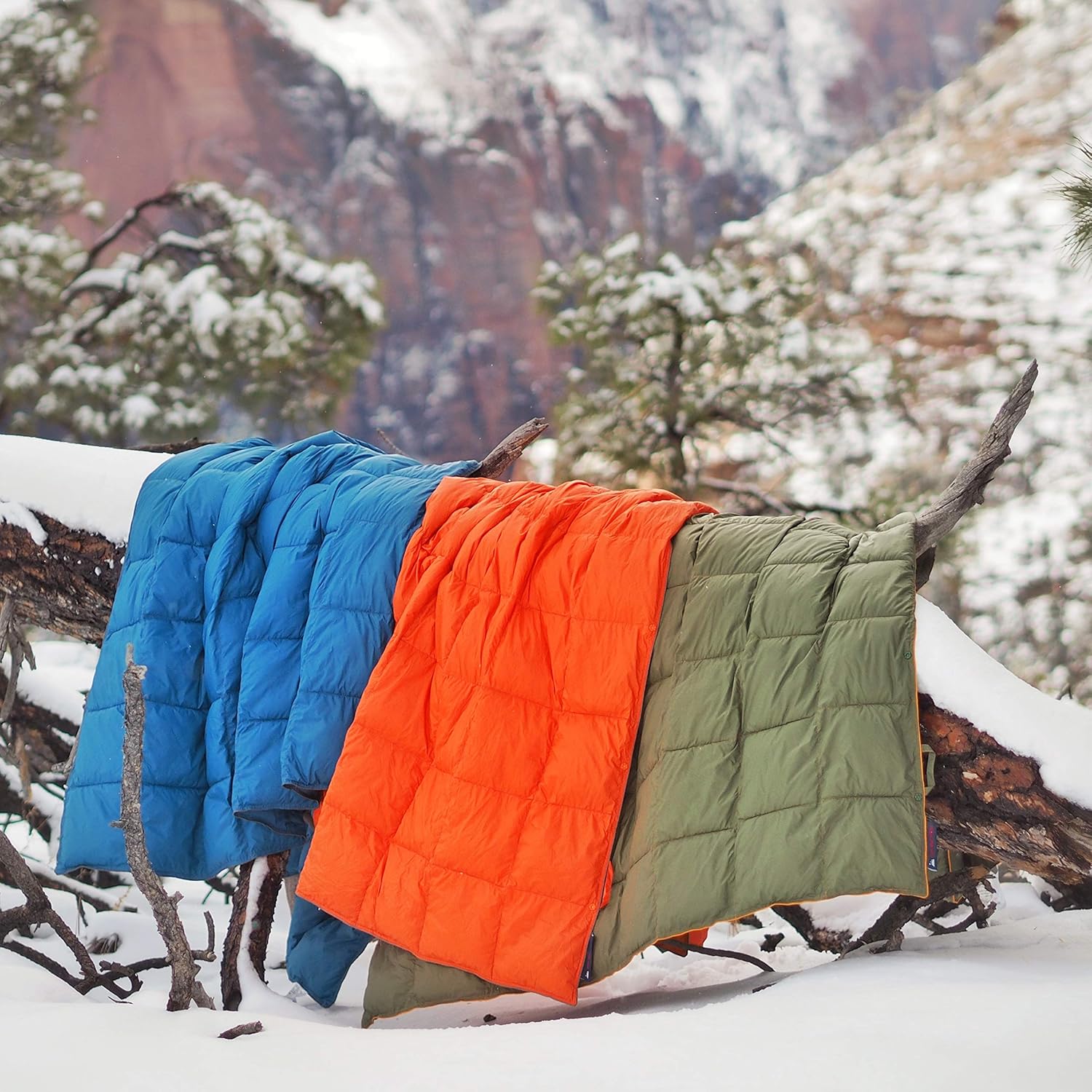 Get Out Gear Double Puffy Camping Blanket - Extra Puffy, Packable, Lightweight and Warm | Ideal for Outdoors, Travel, Stadium, Festivals, Beach, Hammock | Water-Resistant Camp Quilt (Olive/Orange): Kitchen & Dining