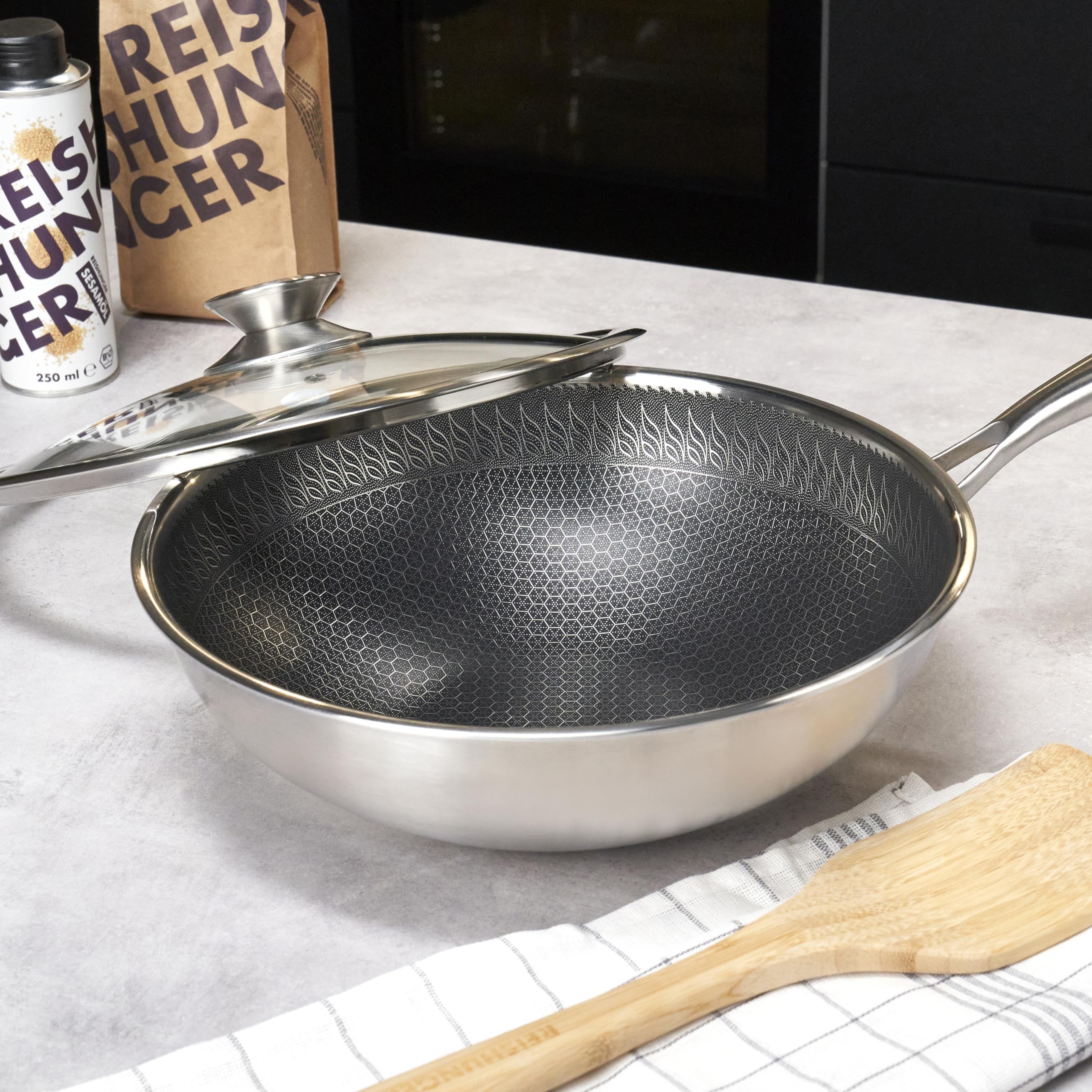 Reishunger Premium Wok aus Edelstahl | 28 cm Durchmesser | Mit Glasdeckel | Für alle Herdarten, Induktionsgeeignet | Wabenstruktur mit Antihaftbeschichtung | Spülmaschinengeeignet, Ofenfest 6