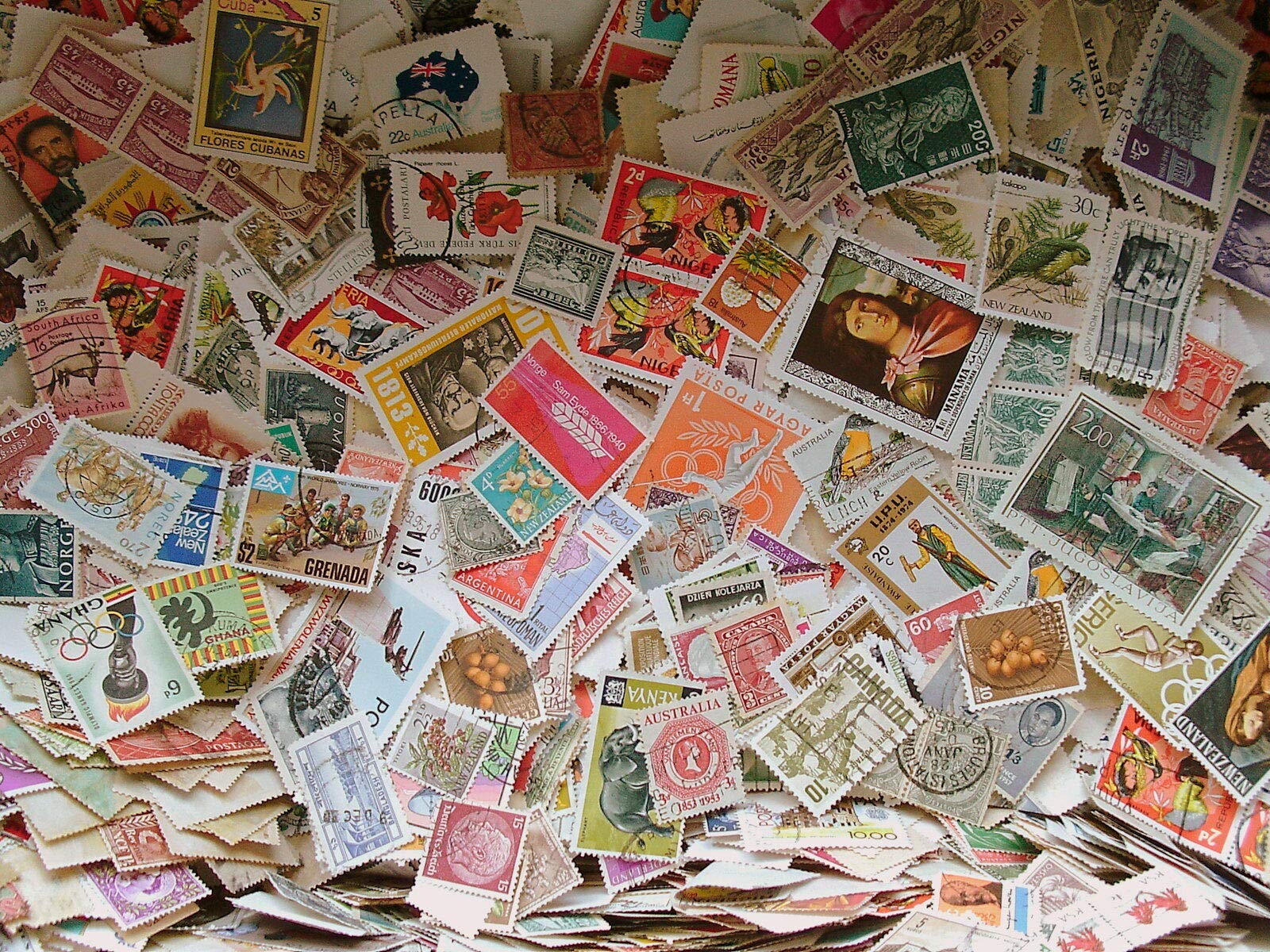 Packet of 500 Different Collectable Worldwide Stamps