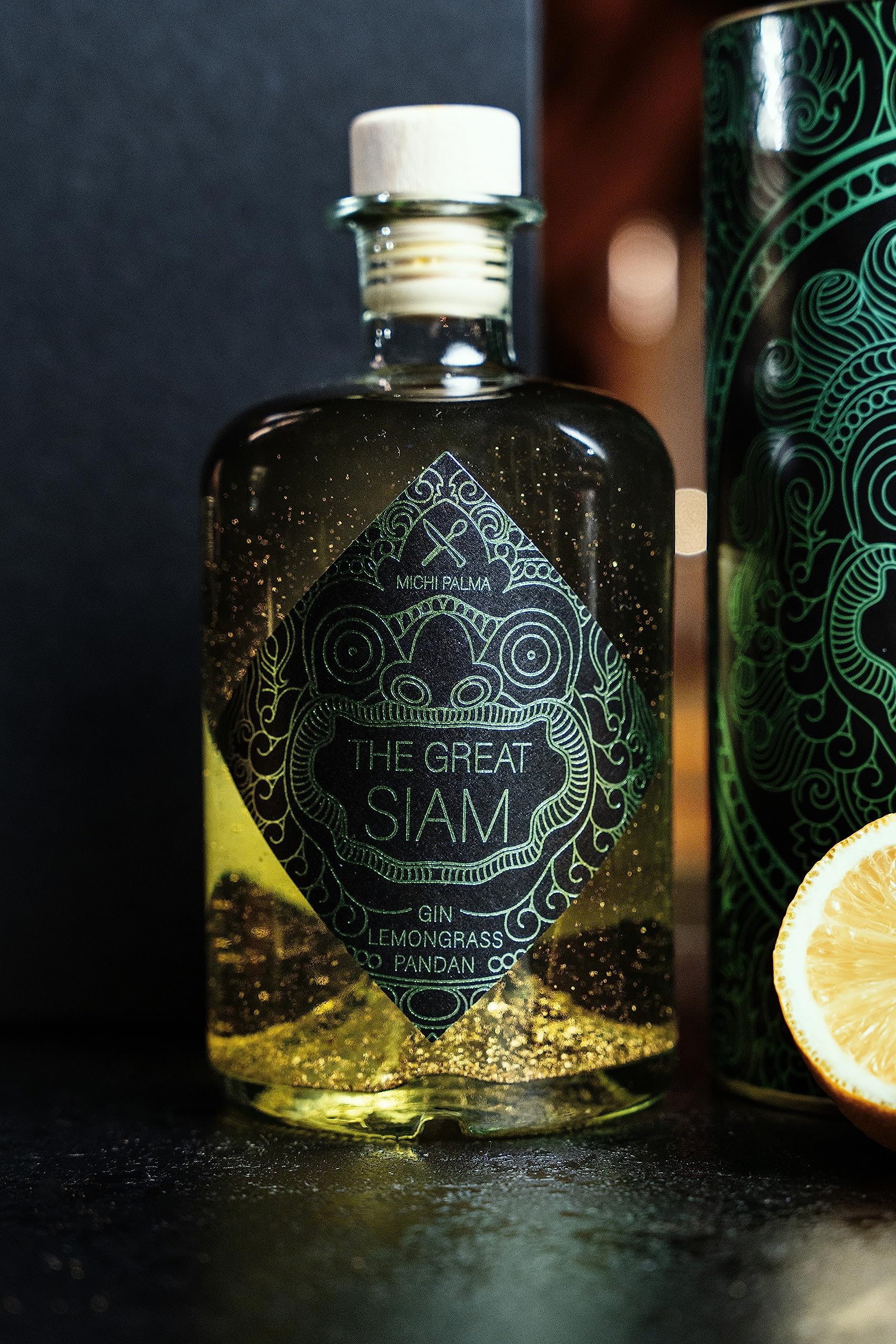 Michi Palma | The Great Siam Lemongrass-Pandan (1 x 0.5 l) | Premium Spirituose auf Gin-Basis | Mit 23 Karat reinem Blattgold und edler Geschenkverpackung | Goldene Gin-Geschenkidee 3