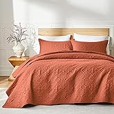 akkialla Burnt Orange Full/Queen Quilt Set, Lightweight Baroque Pattern Bedspread for All Seasons, Soft Microfiber Coverletfor Home, Dorm, Apartment (1 Quilt, 2 Pillow Shams)