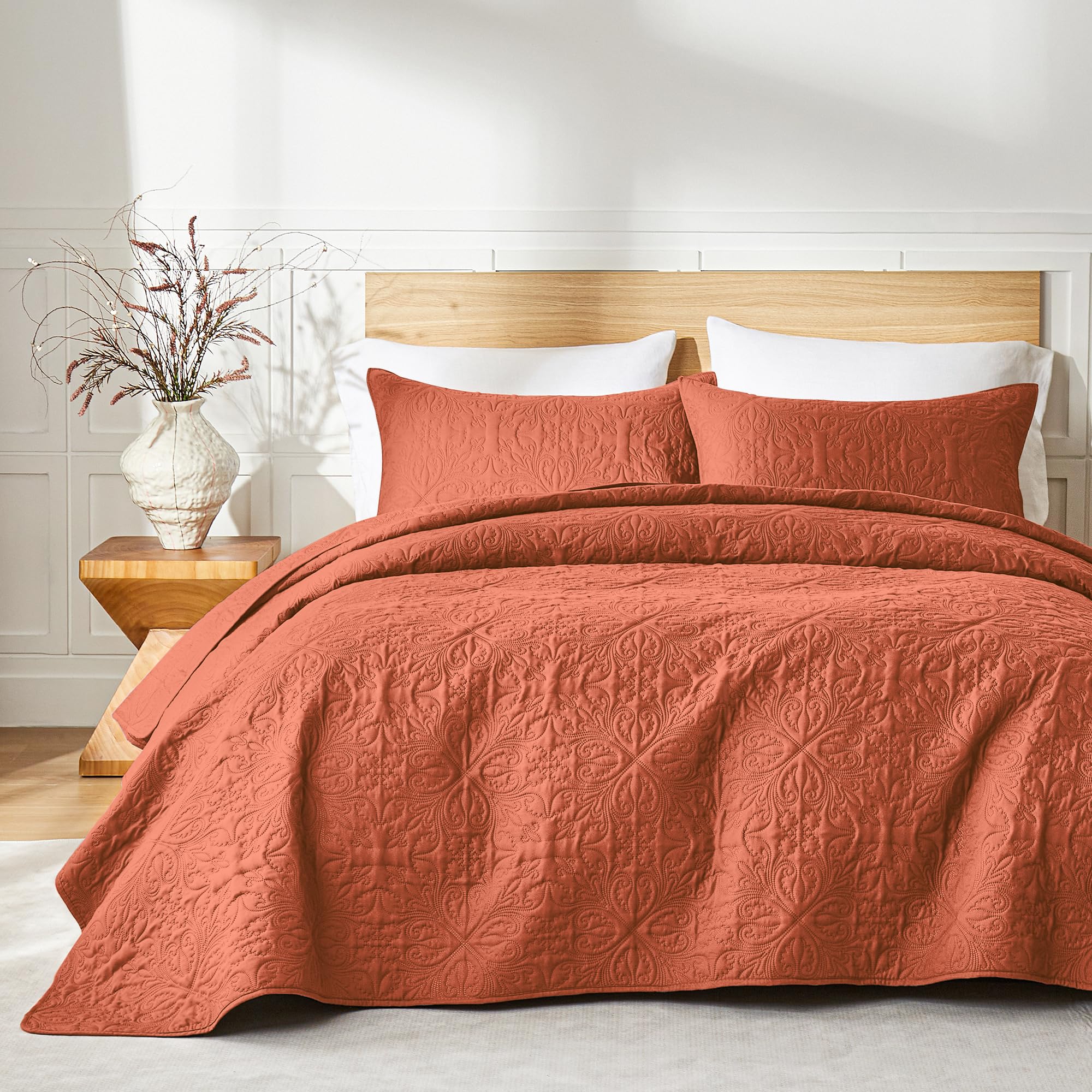 akkialla Burnt Orange King/Cal King Quilt Set, Lightweight Baroque Pattern Bedspread for All Seasons, Soft Microfiber Coverletfor Home, Dorm, Apartment (1 Quilt, 2 Pillow Shams) Image