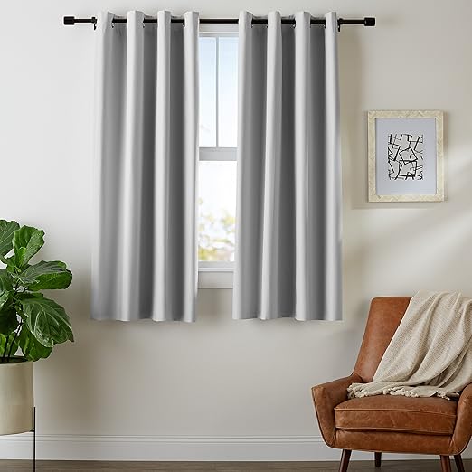 amazon basics juego de cortinas que no dejan pasar la luz con ojales 140 x 175 cm gris claro