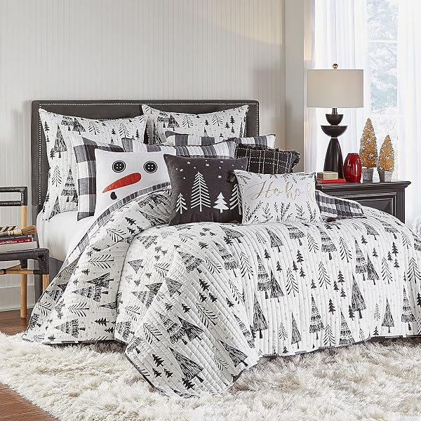 LEVTEX HOME MERRY & BRIGHT COLLECTION – NORTHERN STAR QUILT SET – KING/CAL KING QUILT (106X92IN.) + TWO KING PILLOW SHAMS (36X20IN.) – CHRISTMAS TREE – BLACK AND WHITE – REVERSIBLE