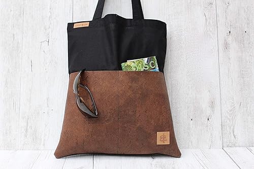 Tote Bag aus Baumwolle in SCHWARZ mit 2 Außentaschen aus Kork-Leder in BRAUN.