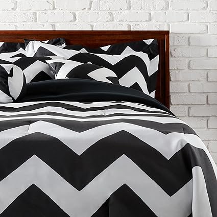 Amazon Com 7 Piece Queen Black White Chevron Comforter Set