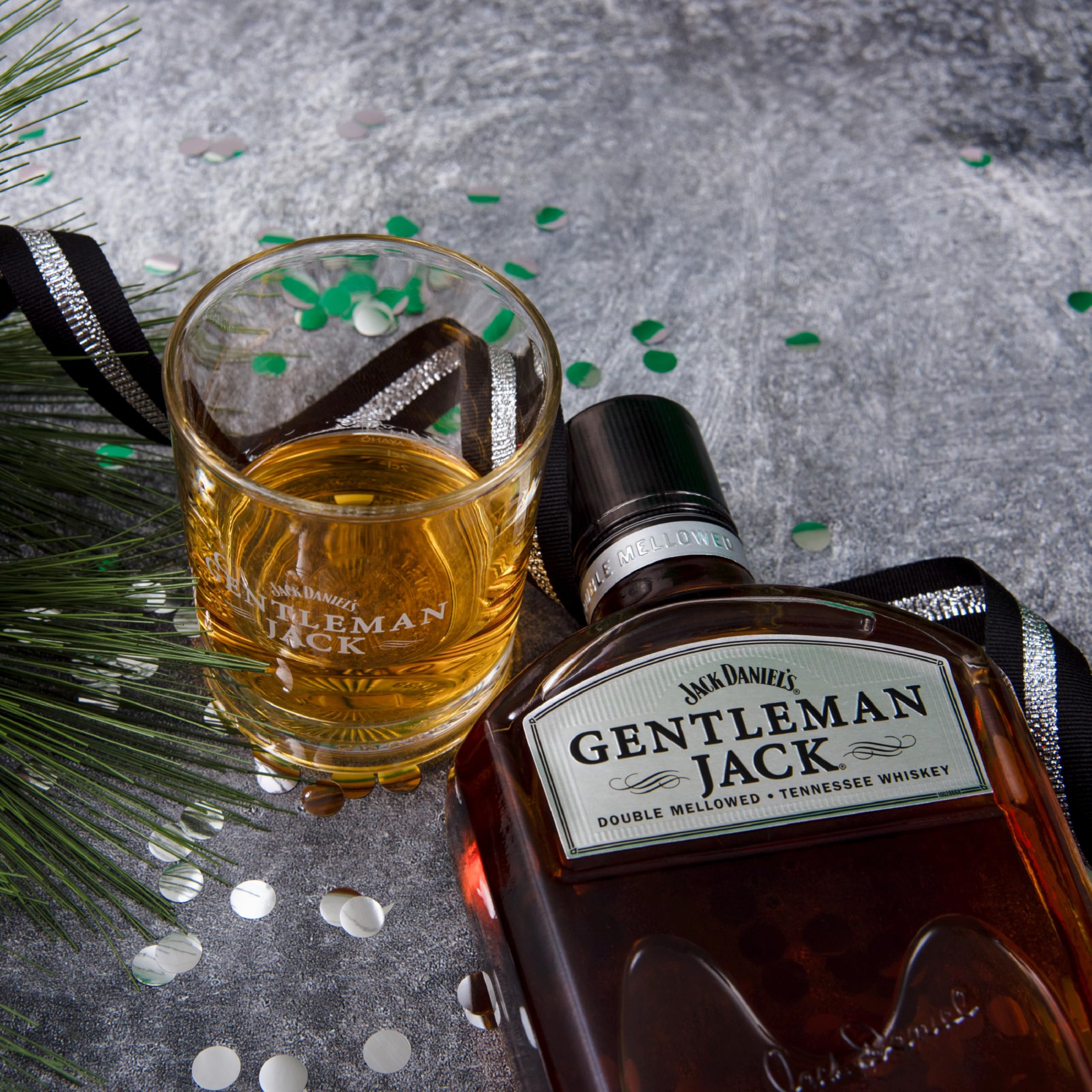 Jack Daniel's Gentleman Jack Tennessee Whiskey -‎ Ein Mix aus Karamell, Minze und dunklen, reifen Äpfeln - limitiertes Geschenkset mit Whiskey Tumbler - 0.7L 40 Prozent 4